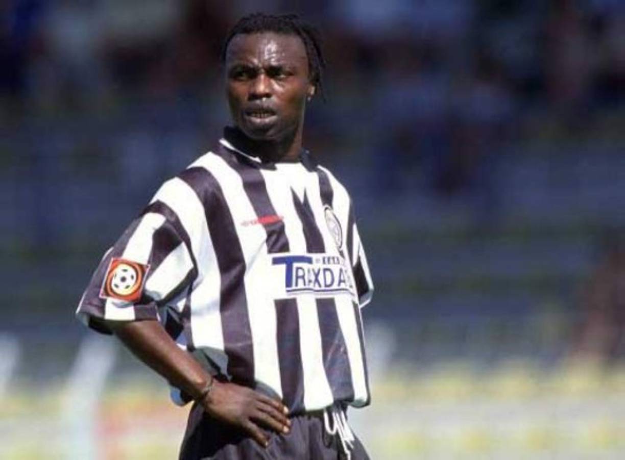 Souleyman Sané,delantero senegalés jugó en varios equipos de la Bundesliga como el Friburgo o el Nüremberg en la década de los 80's. Una mala inversión de 150.000 euros le generó tal nivel de deudas.