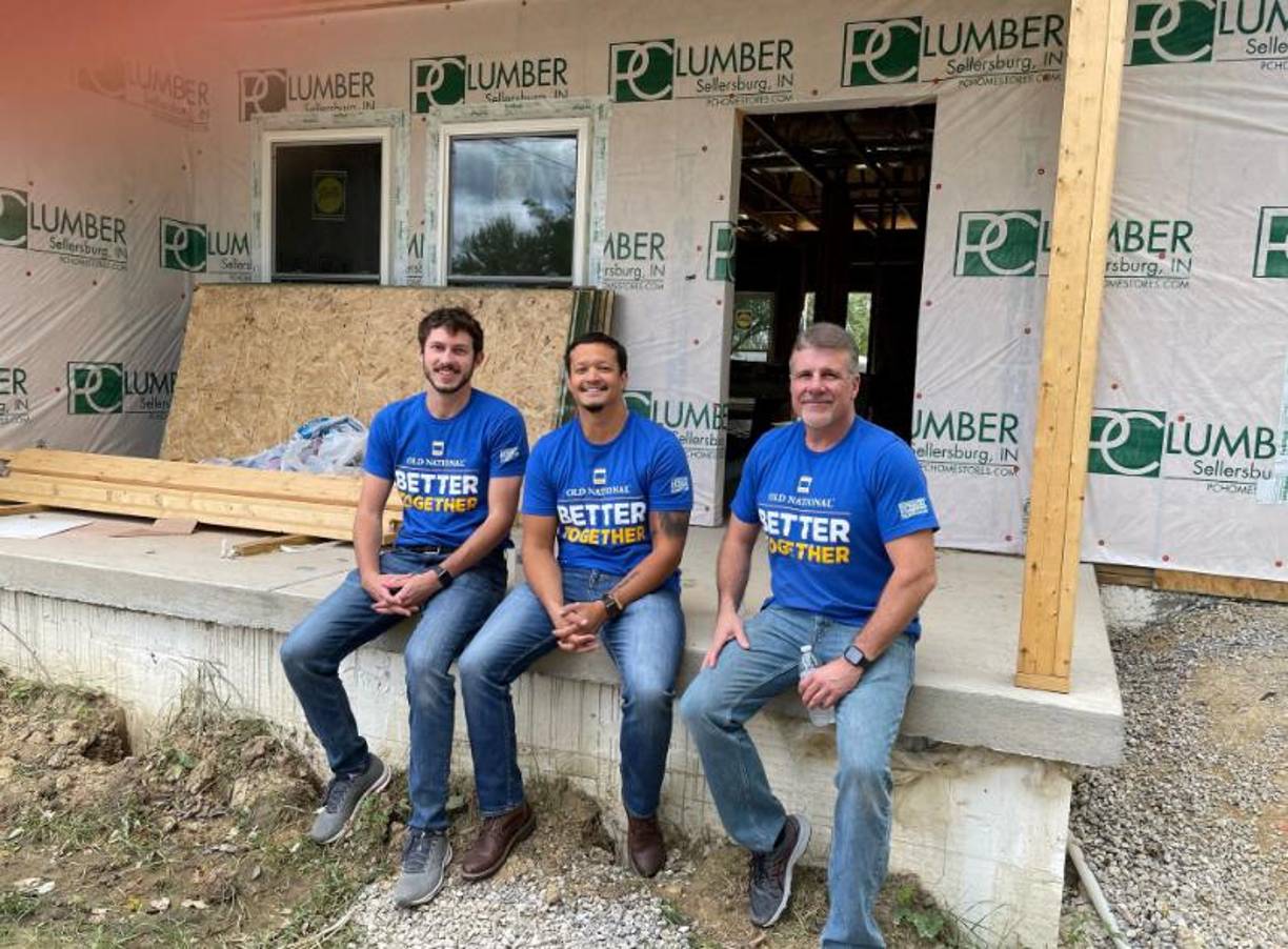 Las autoridades no especificaron el móvil del atacante, pero, según la cadena CNN, le habían notificado que sería despedido y dejó una carta para sus familiares en la que anunciaba que iba a abrir fuego en las instalaciones del banco. En la imagen junto a dos de sus compañeros de trabajo.