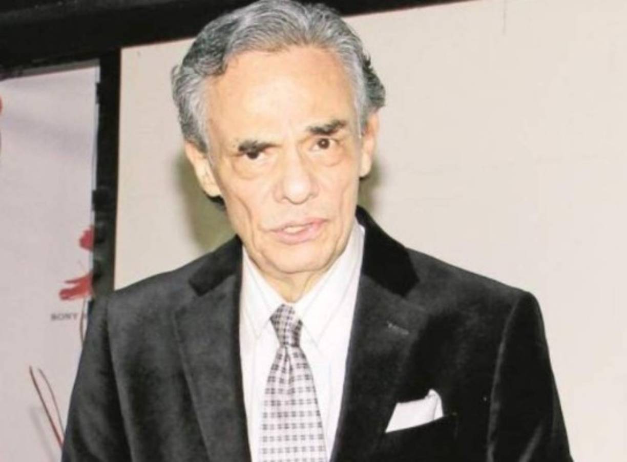 José José fue sometido a varias operaciones en sus cuerdas vocales como consecuencia de la utilización excesiva de cortisol, alcohol y la falta de descanso después de sus conciertos, esto a finales de 1980.