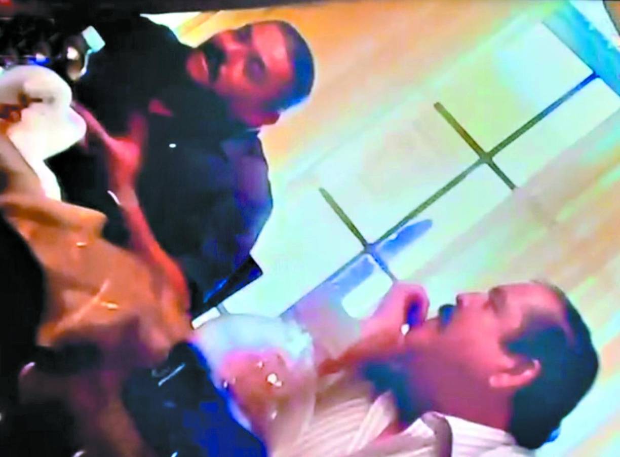 Fue Devis Leonel quien, utilizando una cámara espía, grabó el video en 2013, que hasta ahora no ha sido presentado en los juicios contra capos de la droga, narcopolíticos y narcopolicías que se desarrollan en Nueva York.