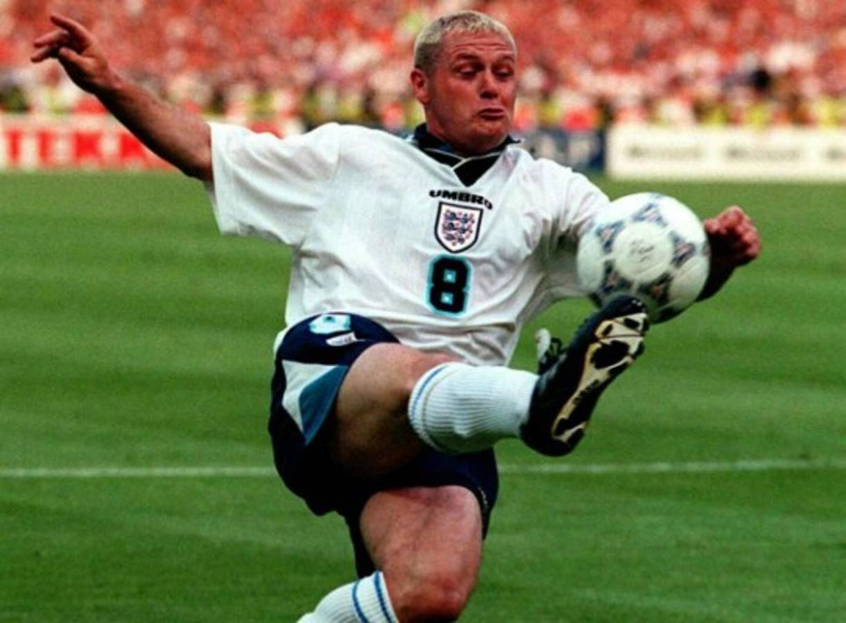 Paul Gascoigne (fútbol)<br/><br/>Otro caso emblemático es el del exfutbolista inglés Paul Gascoigne, 57 veces internacional con Inglaterra, a la que llevó a la semifinal del Mundial Italia-1990. Actualmente tiene 54 años y desde hace muchos sufre de depresión, agravada por su adicción al alcohol.