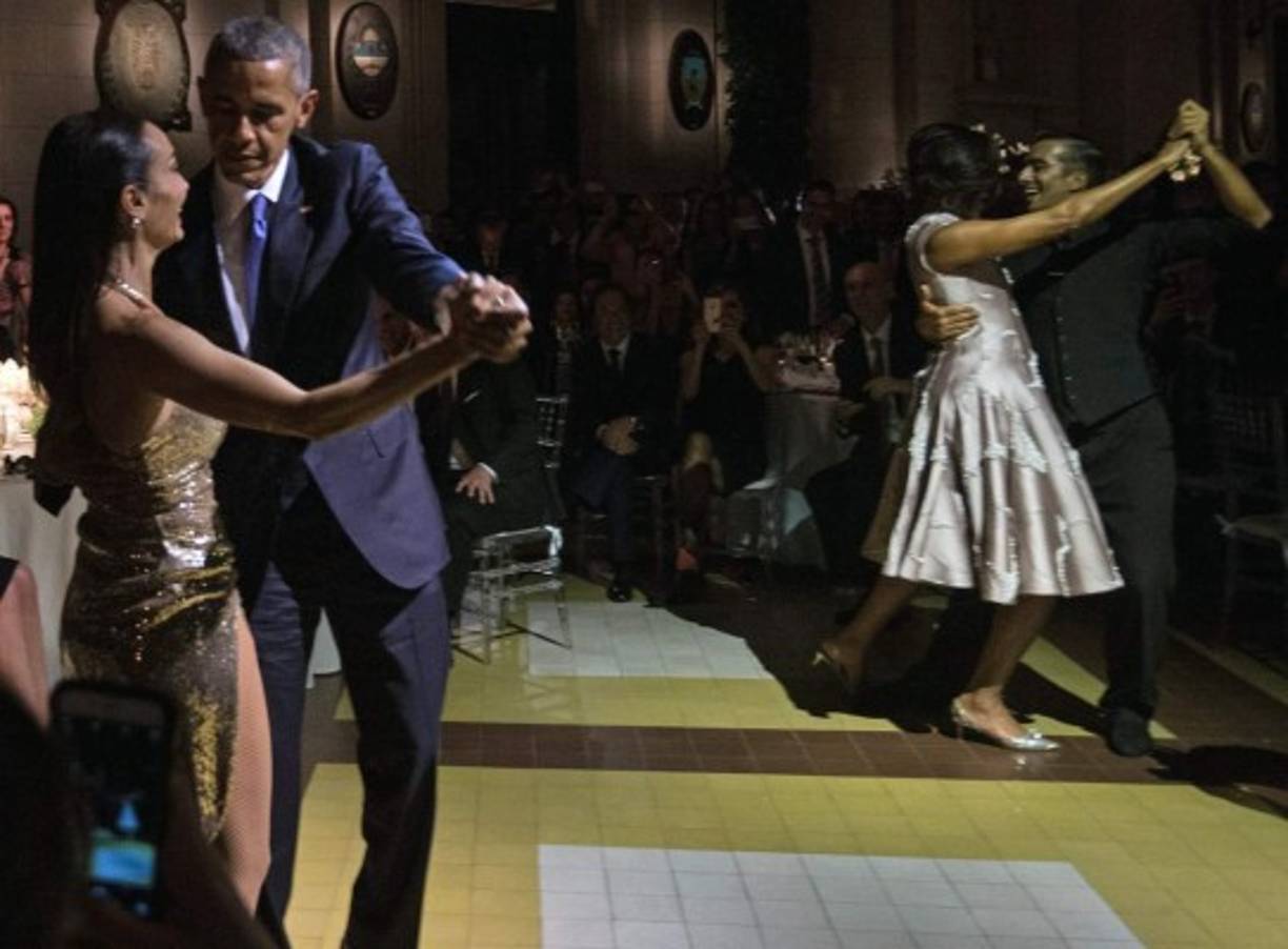 Los Obama bailaron a ritmo de tango sonrientes durante unos segundos, entre los aplausos y vítores de los asistentes a la cena.