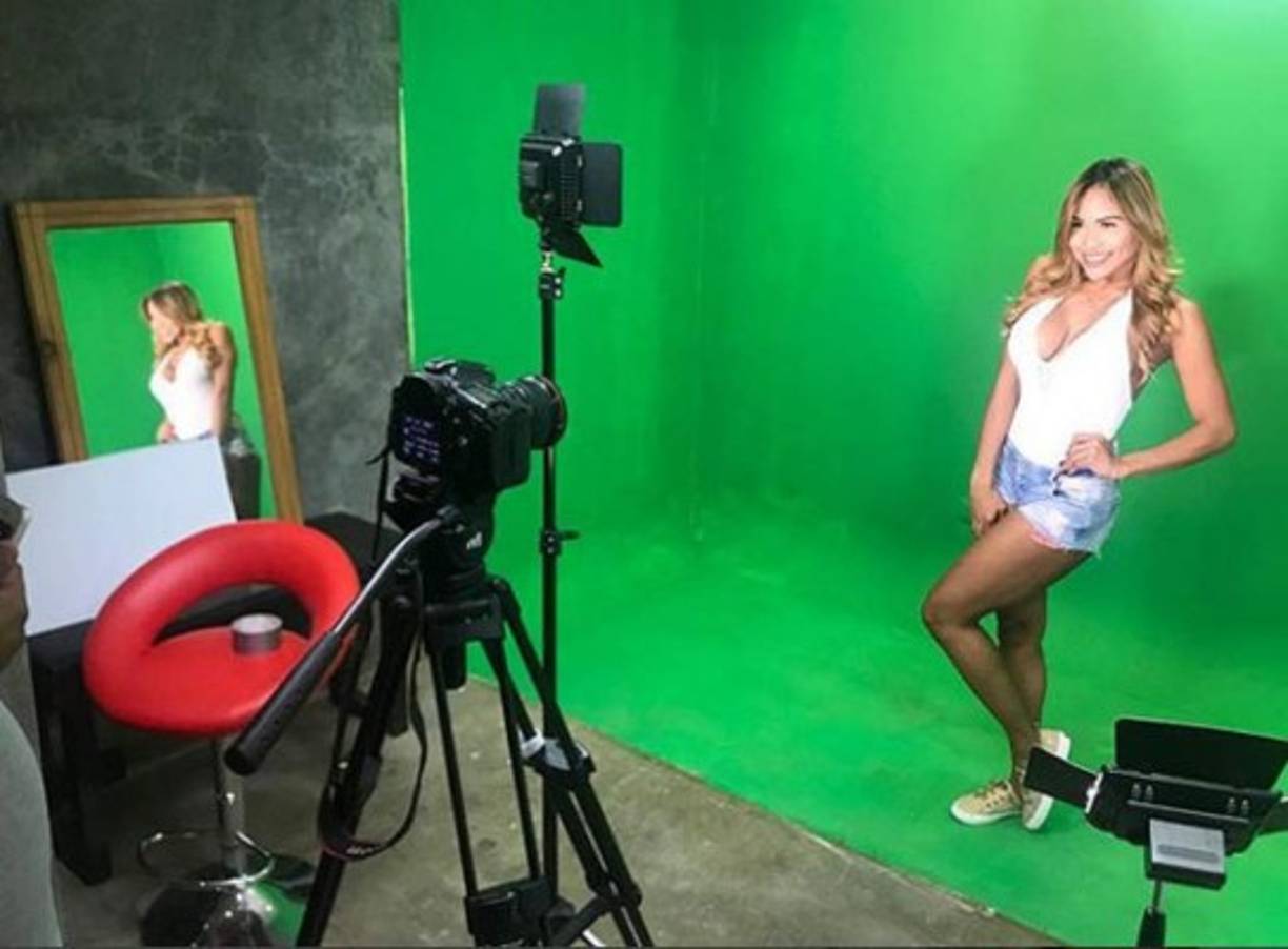 Lola Wright, hija del técnico Mauricio Wright laborando en la TV de Costa Rica.