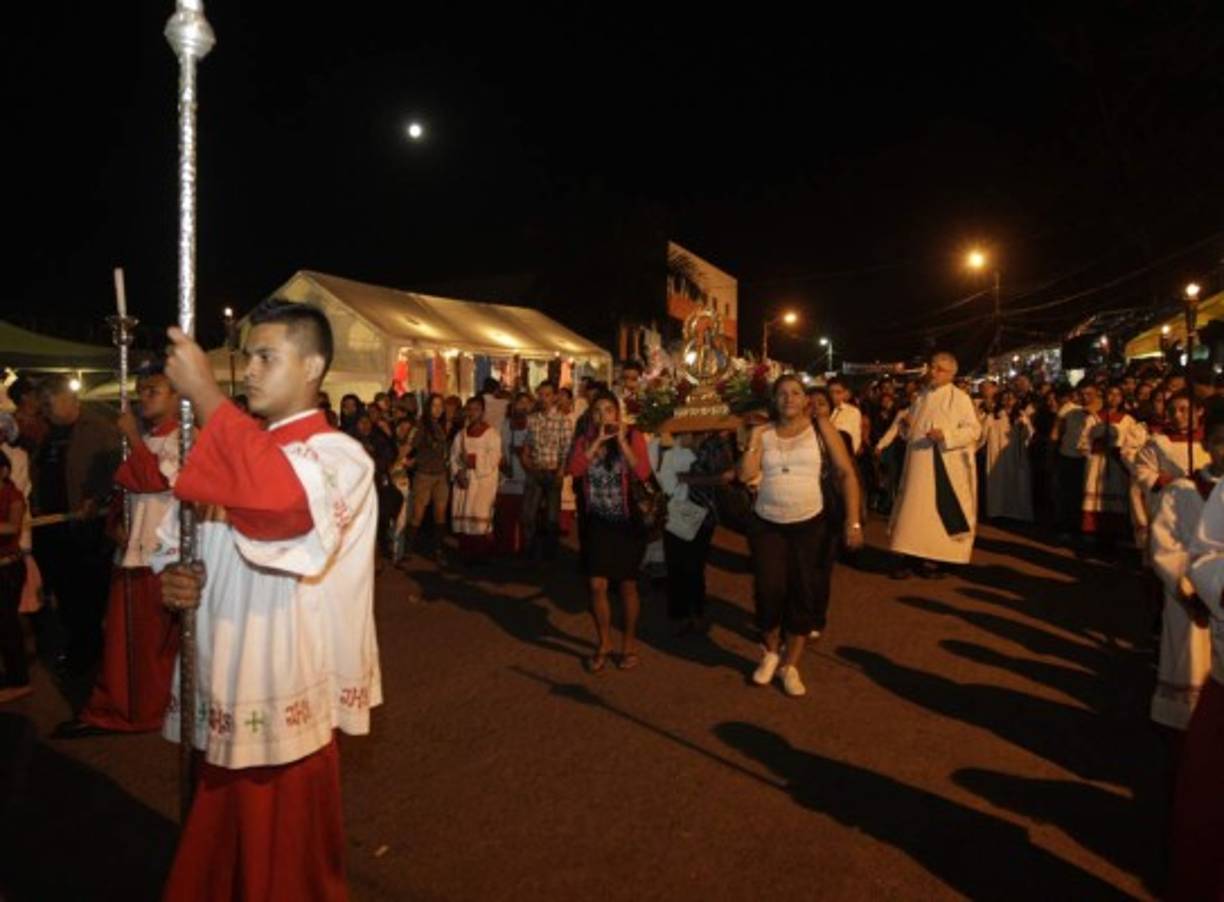 Cientos de pergrinos de todo el país durante la alborada en el Santuario de Suyapa en Tegucigalpa. <br/>