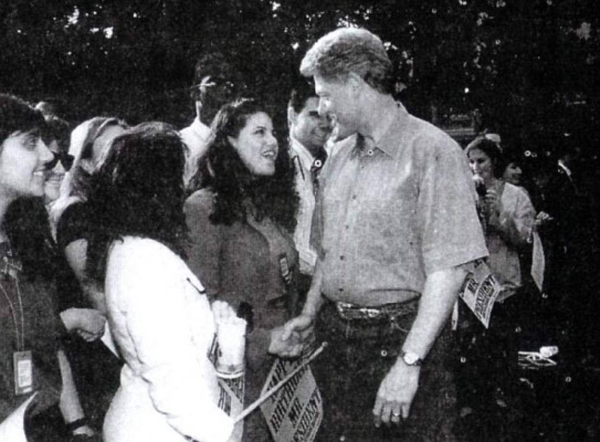 El periodista Daniel Halper publicó el libro Clinton INC: The Audacious Rebuilding of a Political Machine, (La audaz reconstrucción de una máquina política) donde repasa la vida amorosa de Clinton antes y durante su gestión en la Casa Blanca. Por supuesto, relata la relación más mediática del exmandatario con Monica Lewinsky.