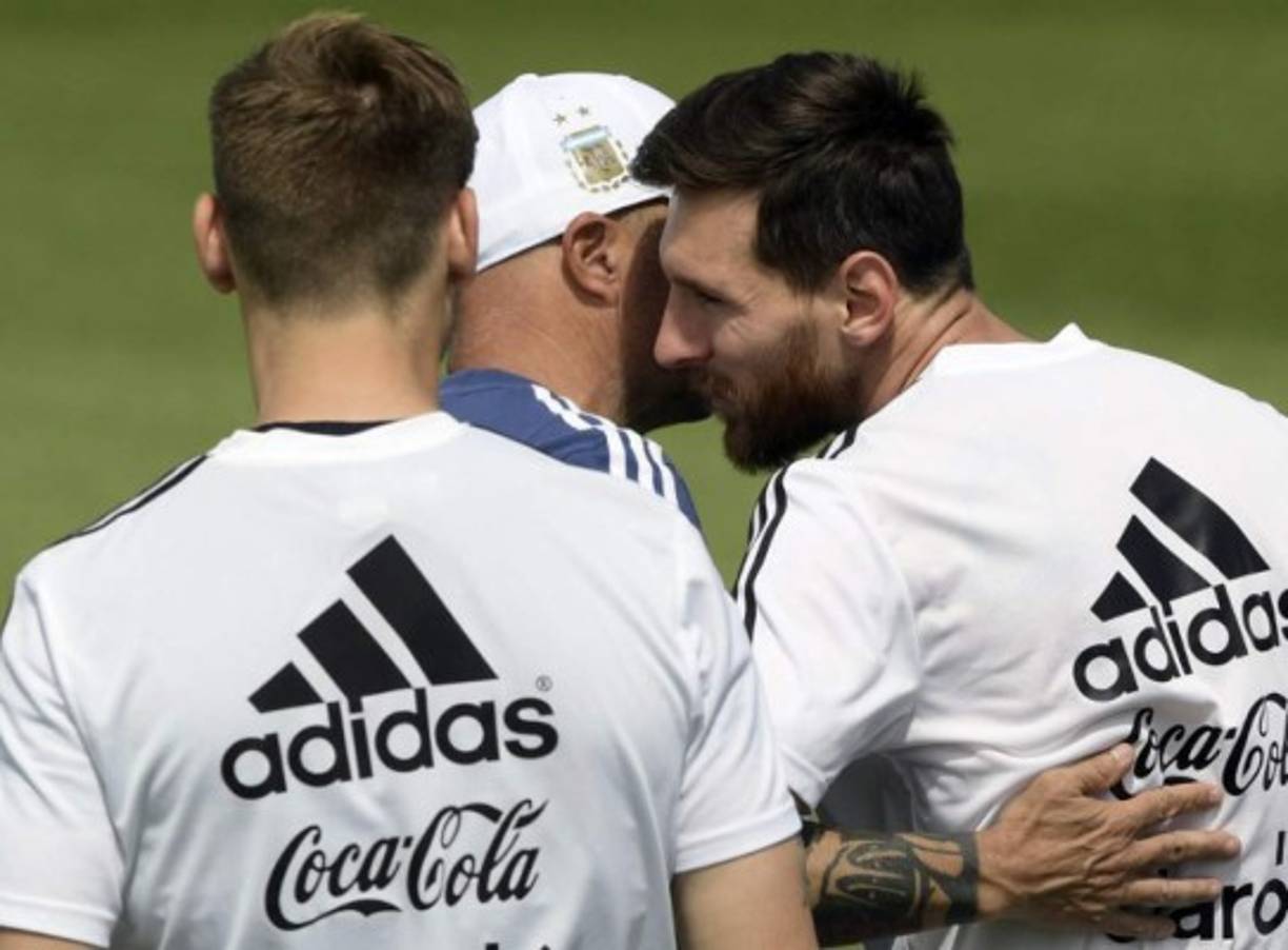 Jorge Sampaoli felicita a Messi por sus 31 años que cumplió este domingo.