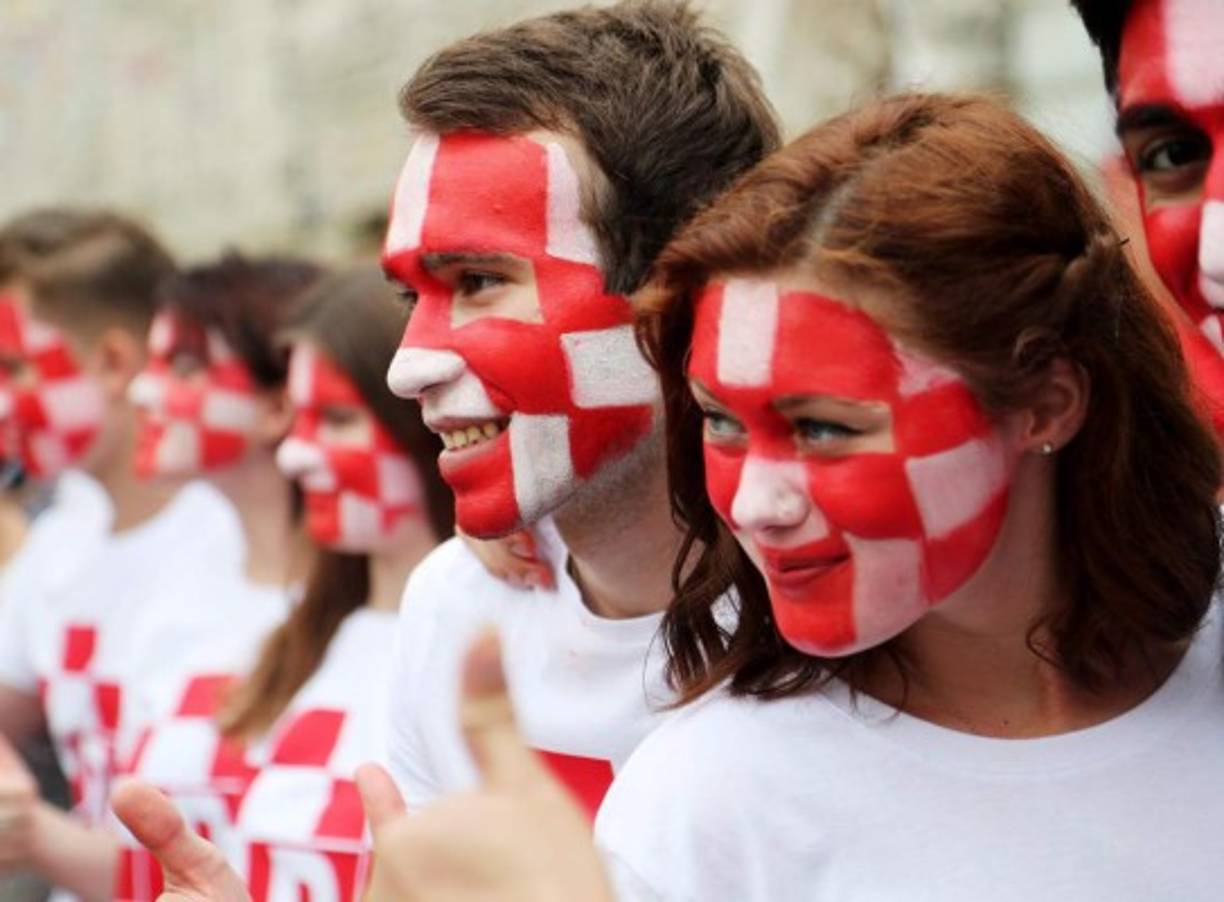 Mucha gente en las calles tiene vestidas camisetas de la selección de Croacia liderada por el capitán Luka Modric o al menos alguna insignia de la selección, en diversos lugares se ven mensajes de apoyo y agradecimiento