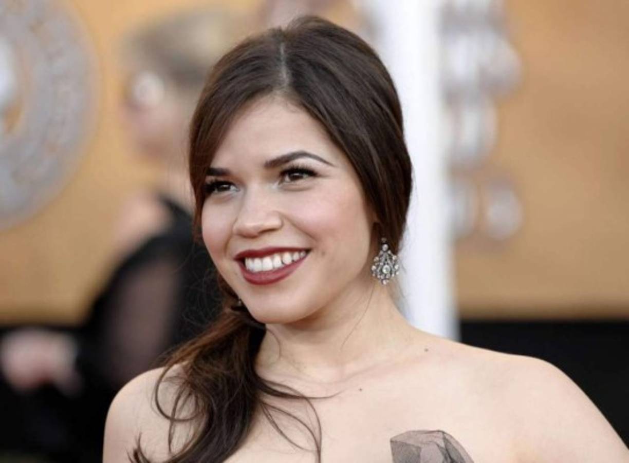 America Ferrera acompañó a Hilary Clinton en un evento especial realizado en Las Vegas, y en agosto criticó los comentarios pesados que Trump ha hecho en contra de la comunidad latina. De hecho, escribió una carta abierta que tituló Gracias, Donald Trump. En ella Ferrera señaló “Usted, Sr. Trump, está viviendo en una fantasía desfasada de una América fanática”.