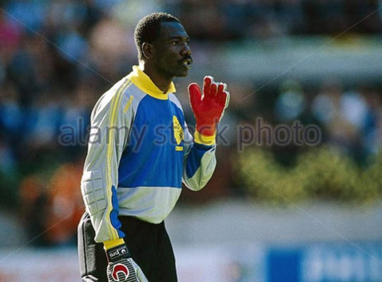 Thomas N’Kono no sólo es un recordado ex arquero de Camerún, sino también es un eximio practicante de la magia negra. Siendo ya preparador de porteros de la selección de su país, fue arrestado minutos antes del partido por las semifinales de la Copa Africana de Naciones 2002 ante Malí por practicar magia negra dentro del campo de juego, sólo para perjudicar a sus rivales.
