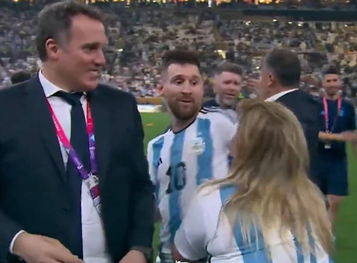 Messi la vio y le dio un fuerte abrazo. Las cámaras de televisión se fueron con el tierno momento.