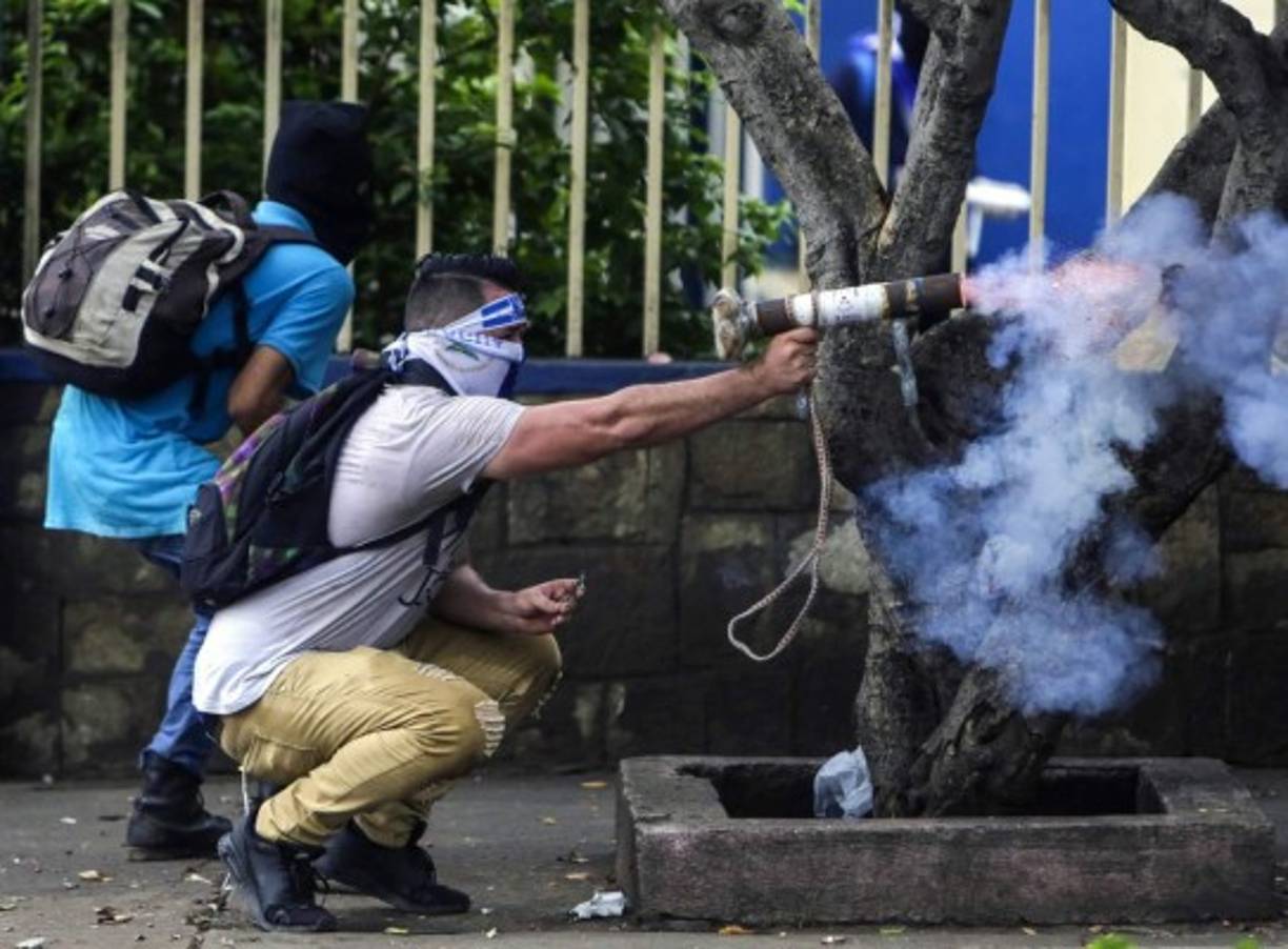Los nuevos enfrentamientos entre estudiantes, fuerzas de choque y antimotines, en las manifestaciones antigubernamentales que exigen la salida de Ortega del poder dejaron decenas de heridos en la capital de Nicaragua.