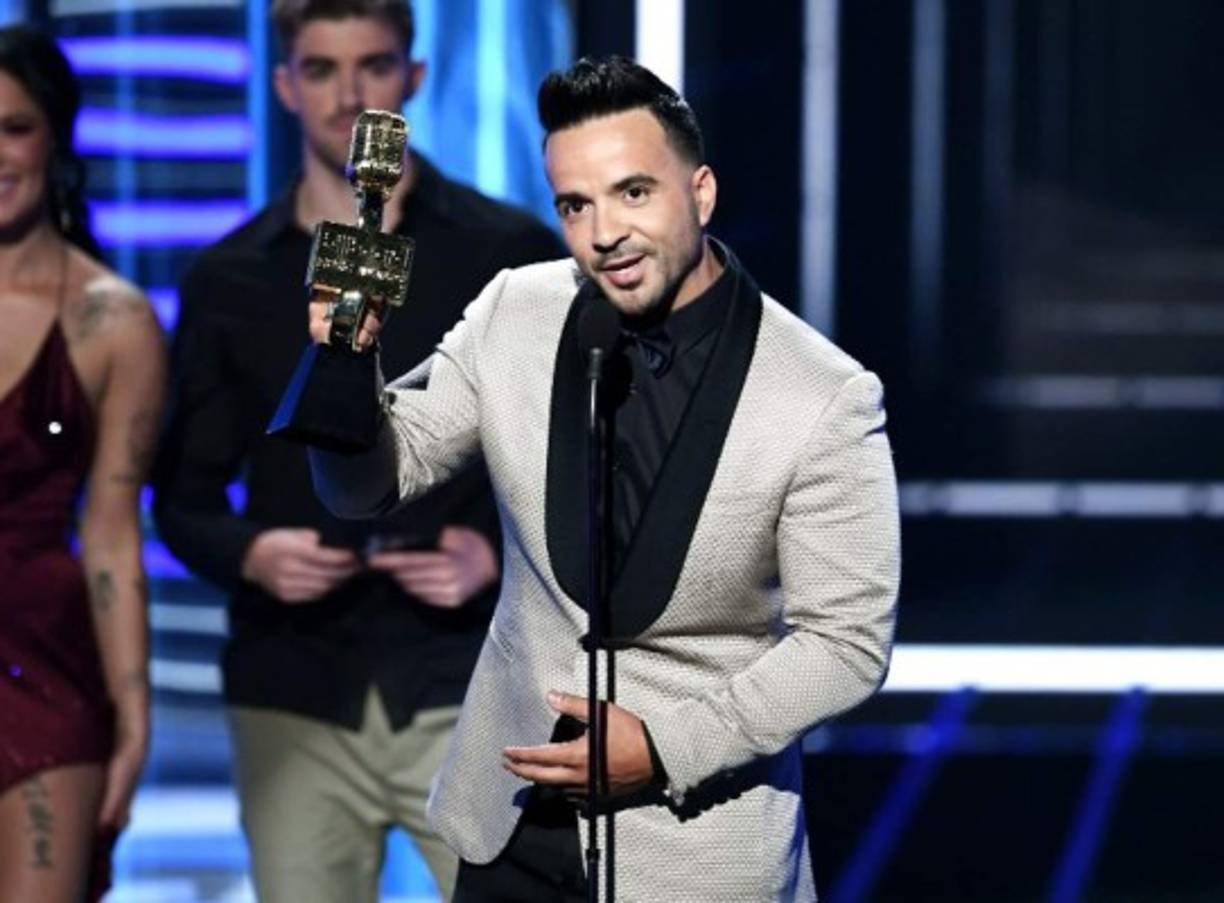 Fonsi dedicó su premio a los dreamers y les pidió que sigan cantando y hablando en español.