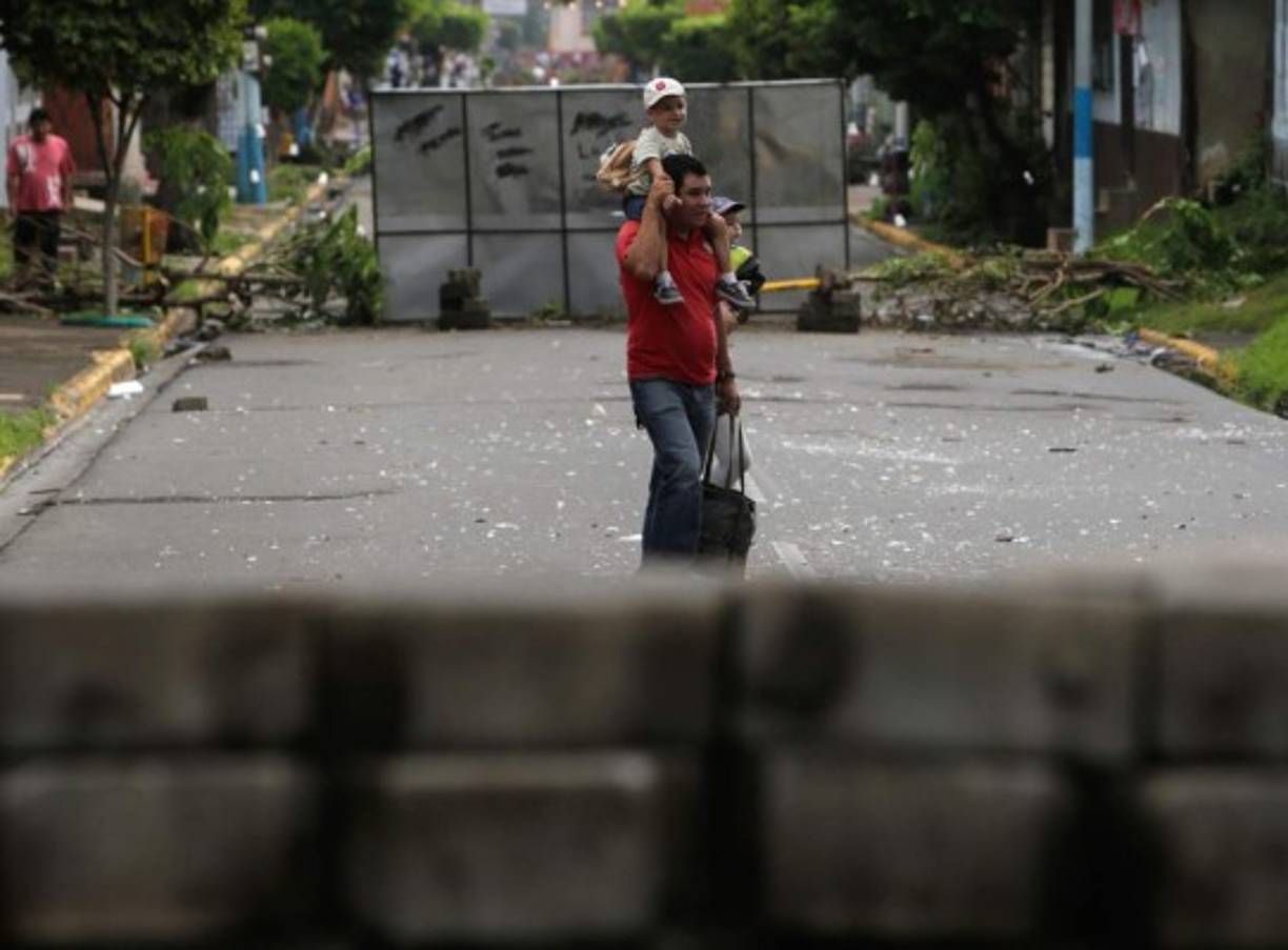 Y es que Masaya, según denuncian sus vecinos, ha sido un 'blanco' del Gobierno. Como este pasado fin de semana. Cuando les han atacado 'con todo'. Tanto que uno de los vecinos enseña cargadores y balas de un AK47.
