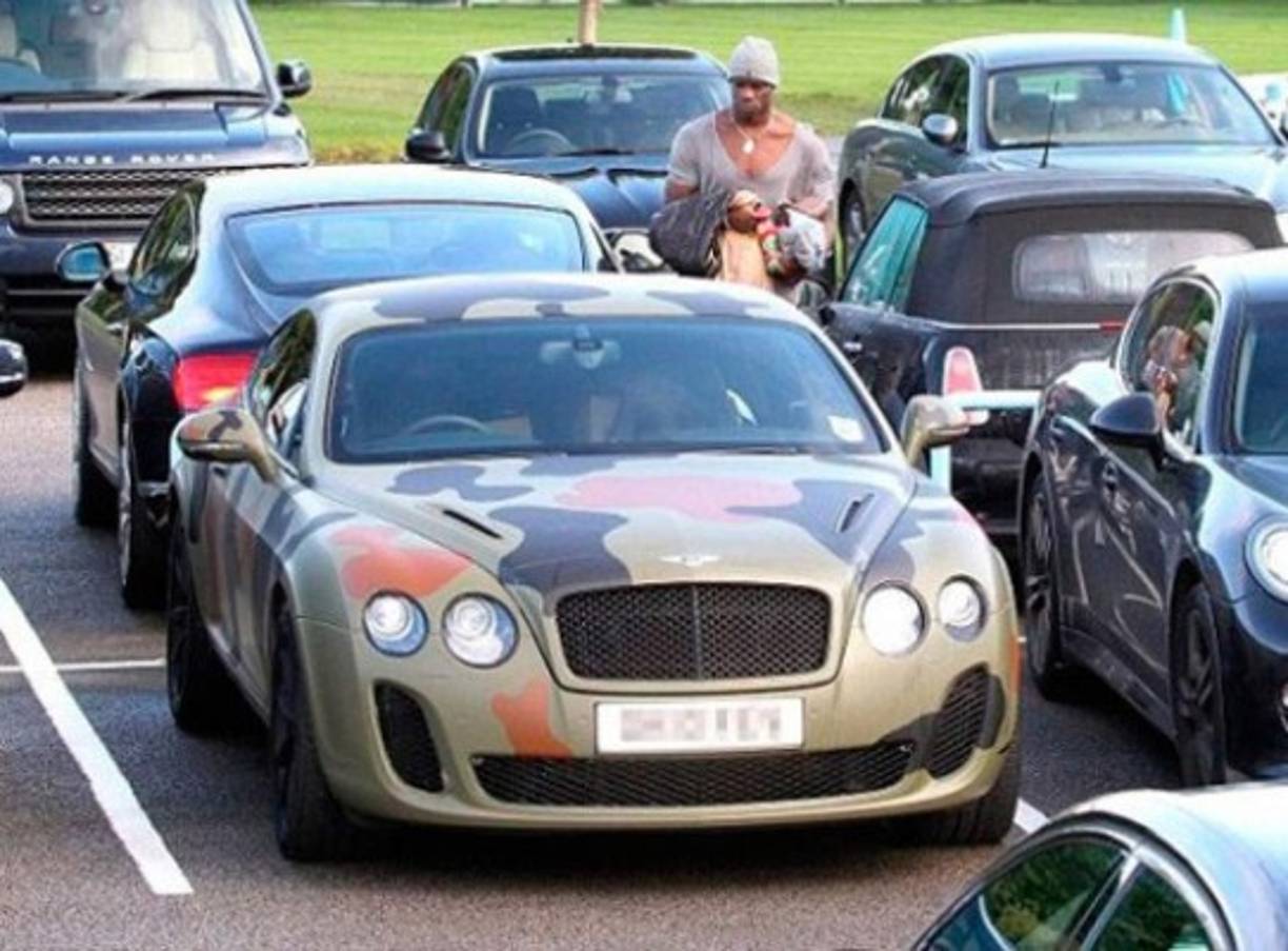 Balotelli: El delantero italiano es un derrochador nato y así lo demuestran sus coches. Cuenta con Bentley Continental GT camuflado con motor V8 4.0 litros biturbo de 507 CV.