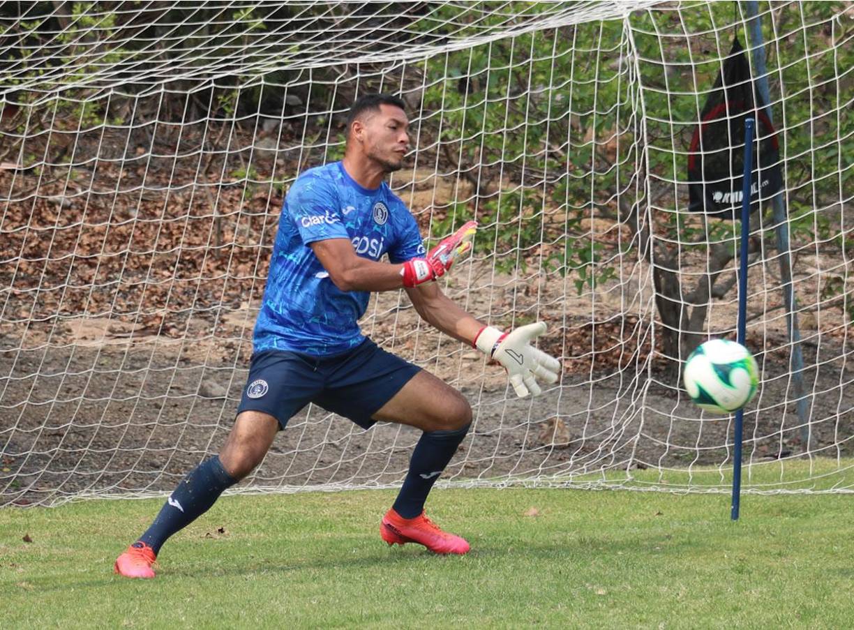 Marlon Licona - De acuerdo a lo mencionado por Ninrod Medina, el portero es otro de los que cumplió su ciclo en el club, por lo que si él sigue dirigiendo a los azules, no contará con el guardameta.