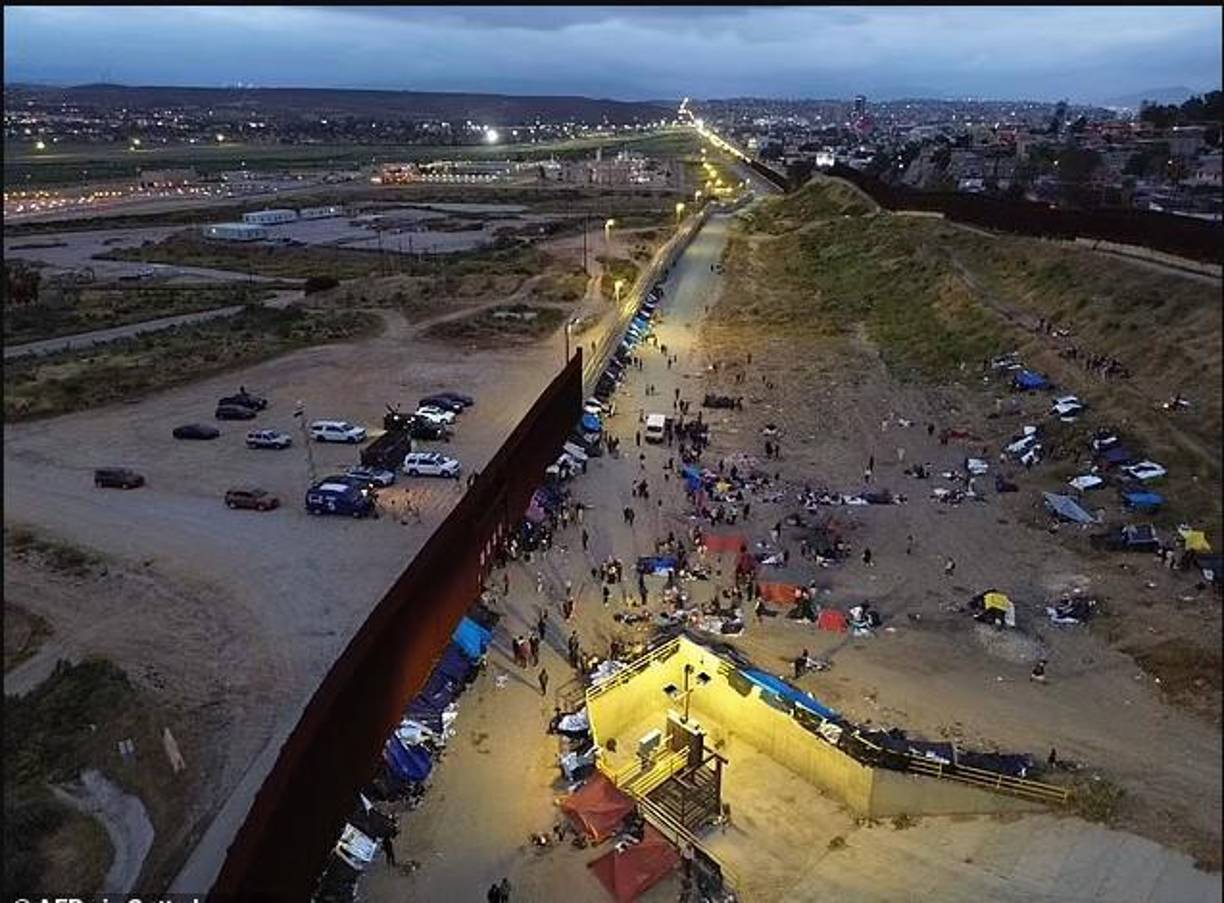 Un maestro en El Pedernal le dijo al periódico que dejó de enseñar y se convirtió en un artista del metal a tiempo completo, creando réplicas personalizadas del equipo deportivo del Área de la Bahía para las nuevas casas.