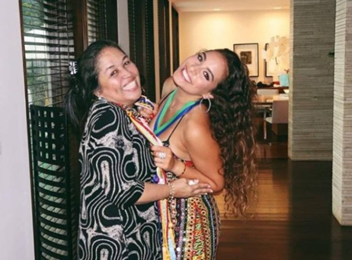 La sencillez es una de las características que la joven de 17 años heredó de su padre. En sus posteos Isadora agradeció a sus padres y cada una de las personas que le ayudaron a culminar esta etapa.