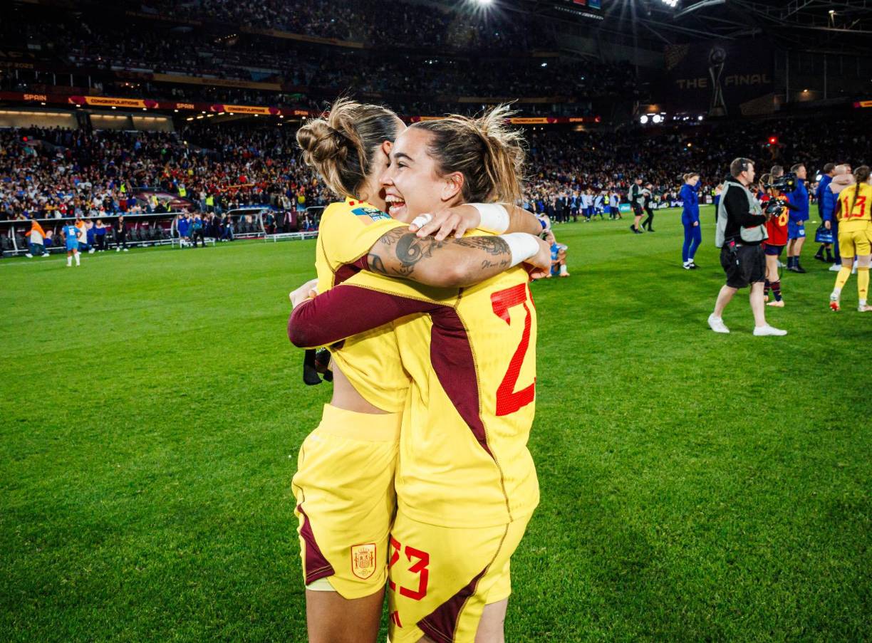 Entre abrazos y emoción, las jugadoras españolas celebraron su primer título con la selección mayor.