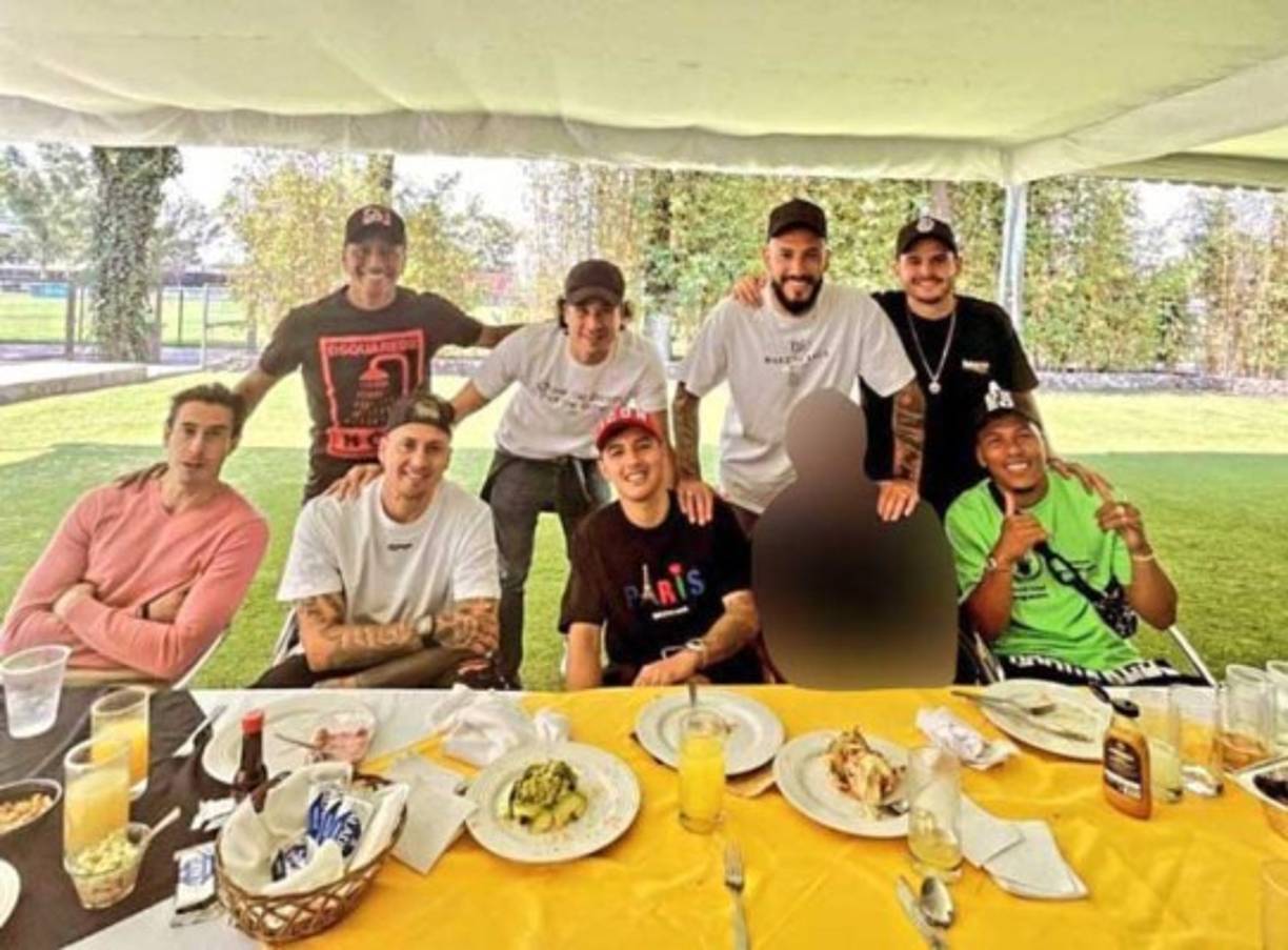 Previo a la fiesta que organizaron, los futbolistas asistieron a un asado en el club para cerrar filas con sus compañeros y 'concentrarse' para lo que venía. En una foto tomada ese día, se les puede apreciar con el mismo atuendo que llevaban en la fiesta. Foto TV Notas.