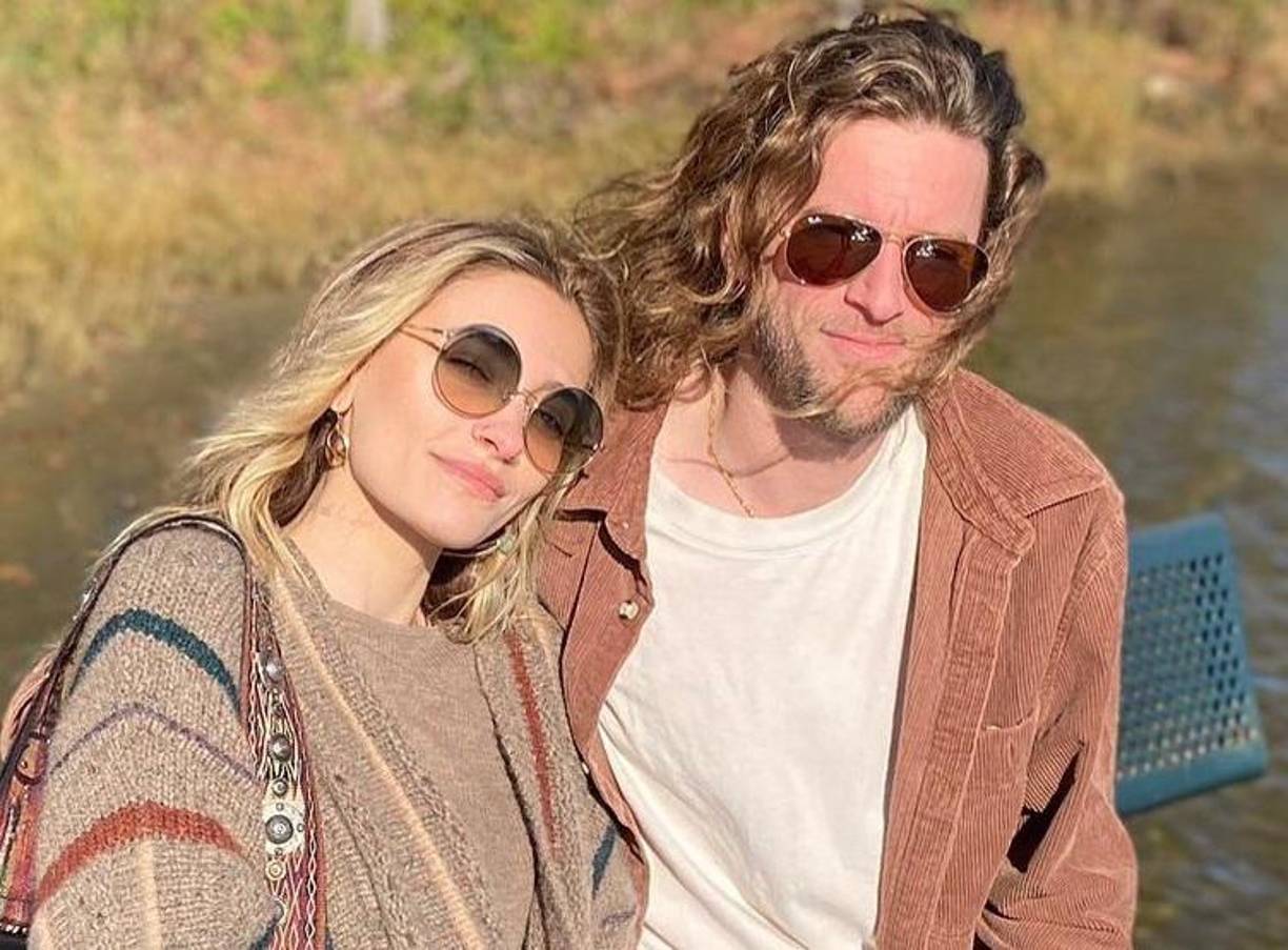 La joven de 26 años compartió la noticia de su compromiso matrimonial con su compañero de banda Justin Long en un dulce mensaje de cumpleaños para su pareja.