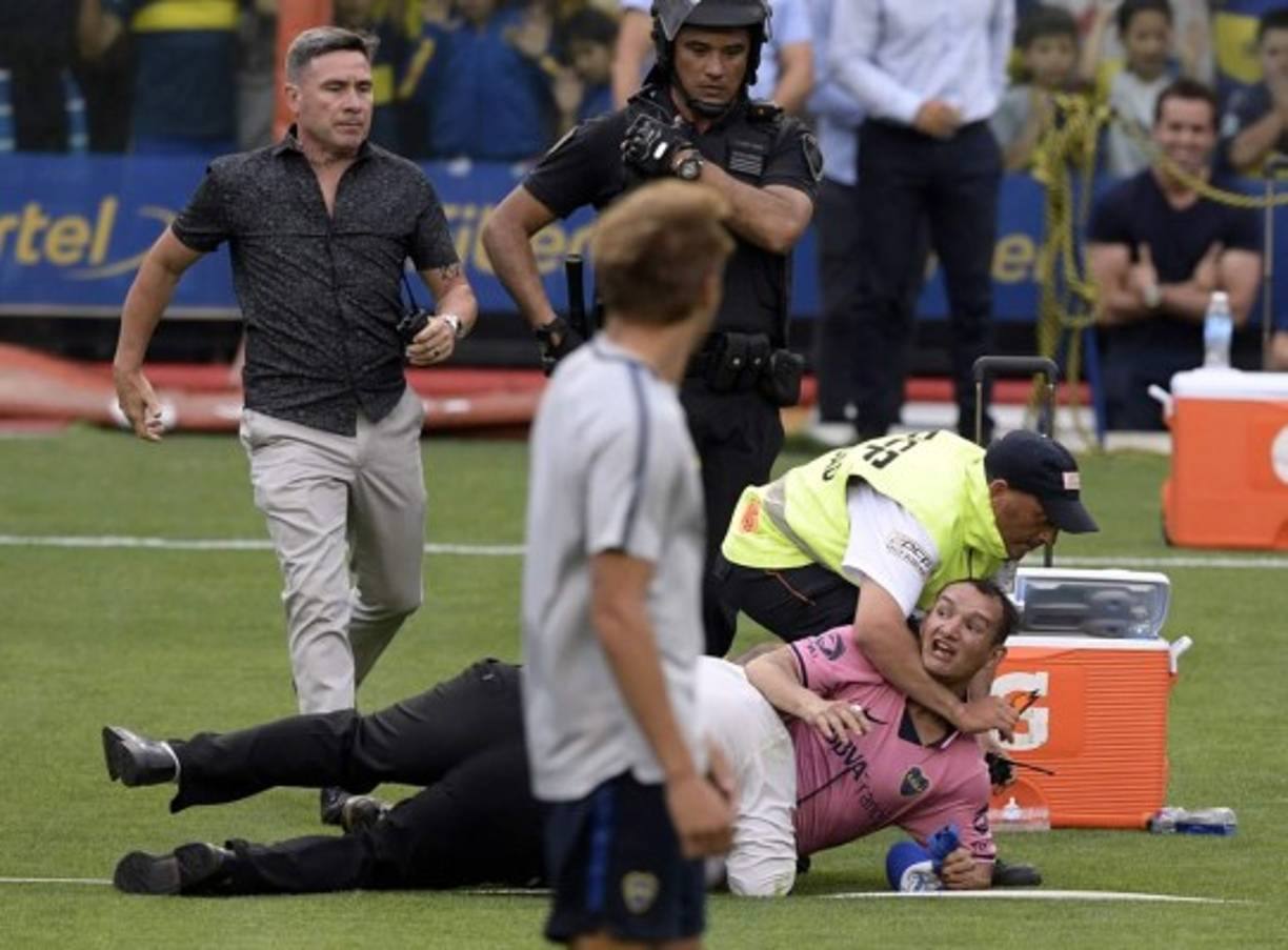 El momento de mayor tensión fue cuando un simpatizante saltó de las tribunas para saludar a los jugadores y fue detenido por la policía.
