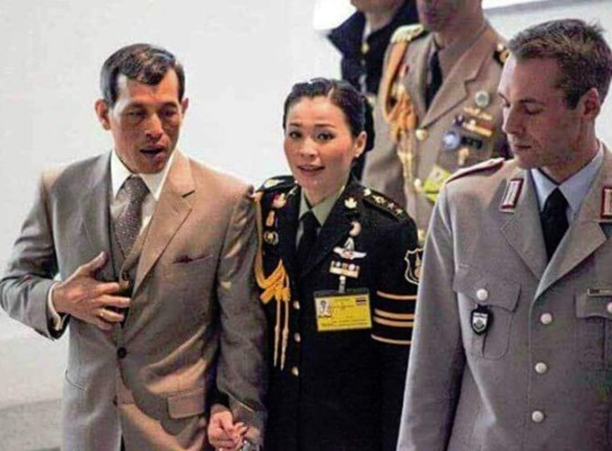 Suthida y el rey Maha Vajiralongkorn se conocieron cuando ella era una azafata de Thai Airways y su ahora esposo un piloto militar.