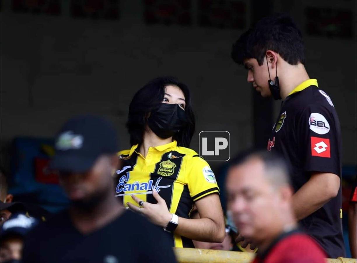 Esta guapa aficionada del Real España llegó con su camiseta aurinegra.
