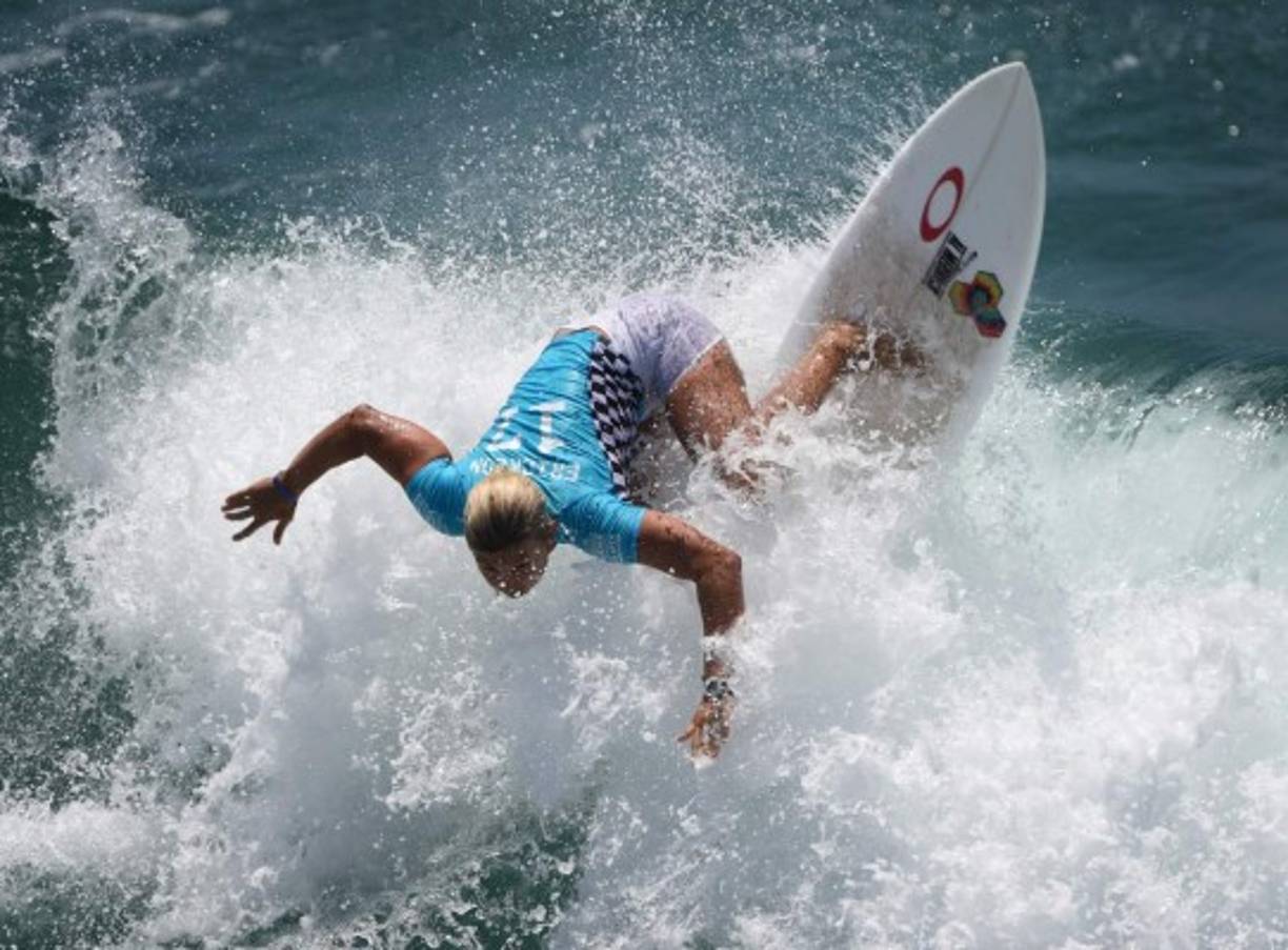 SURFING. Soportando el oleaje. Sage Erickson, de EUA, procura no ser derribada por las olas en la primera ronda del Abierto de Surf de EUA en Huntington Beach. Foto: AFP/Mark Ralston