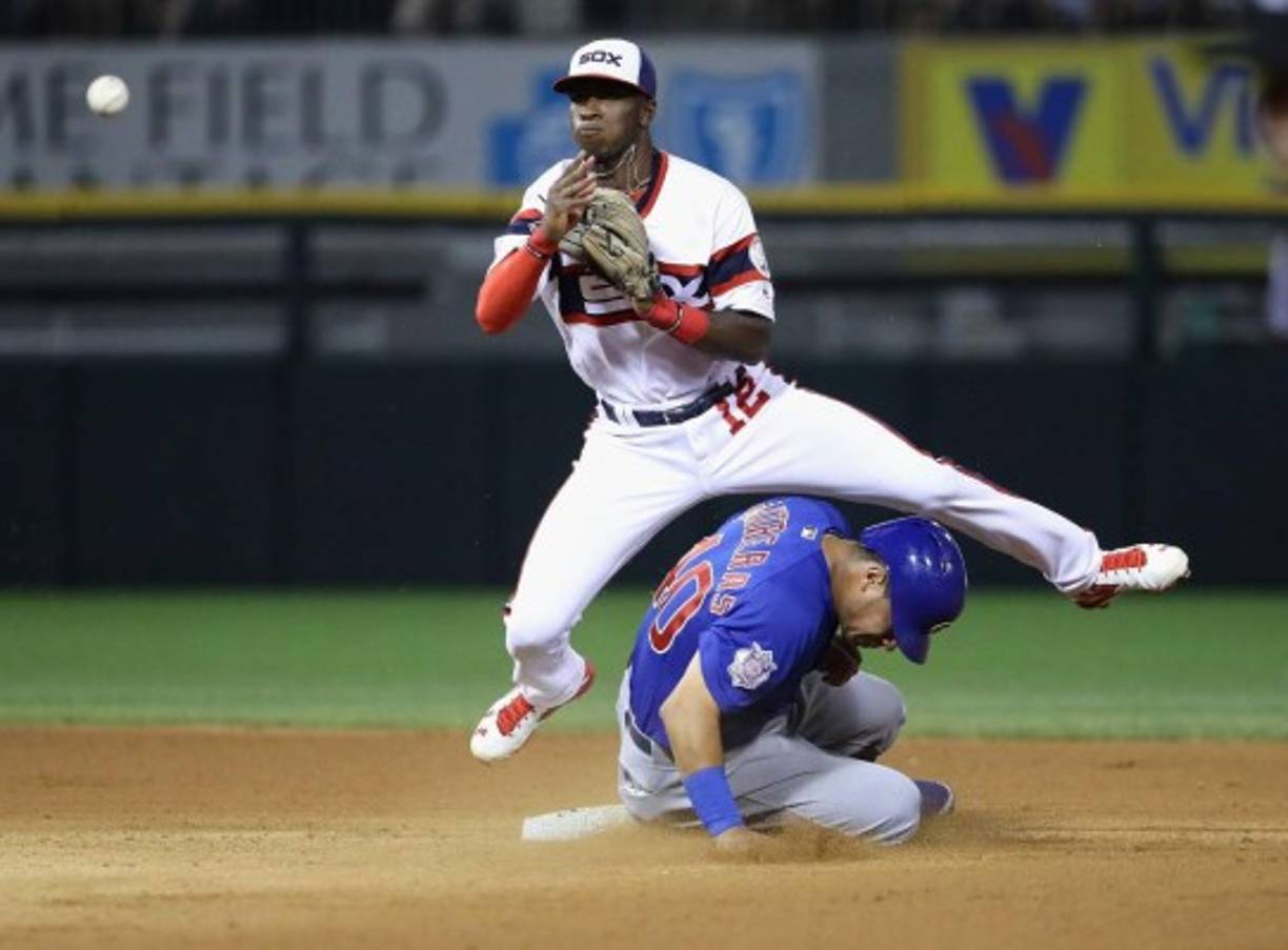 BÉISBOL. Justo a tiempo. Tim Anderson (12), de los Medias Blancas de Chicago, intenta convertir una doble matanza contra los Cachorros. Foto: AFP/Jonathan Daniel
