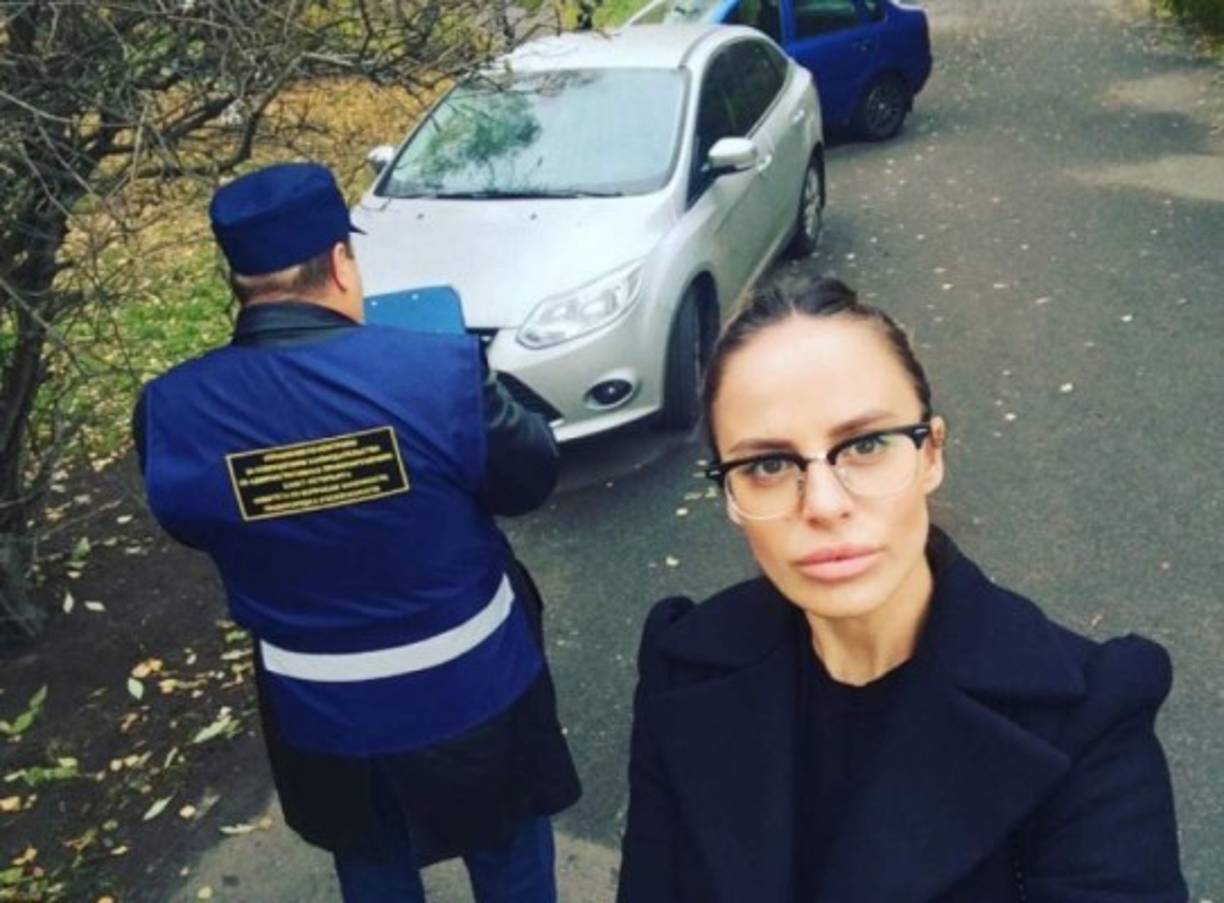 Eleonor Verbitskaya vestía formal en su trabajo de día.