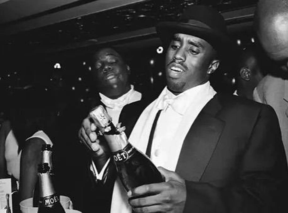 Dicen que también ha fomentado estrategias de marketing para influir en la opinión pública: “El acusado ha demostrado repetidamente, incluso mientras está bajo custodia, que <b>violará las reglas de manera flagrante</b> y repetida para afectar indebidamente el resultado de su caso”, escribieron los fiscales en la presentación.