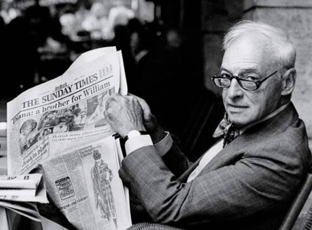 Saul Bellow (10 de junio de 1915 - 5 de abril de 2005). Fue un escritor canadiense - estadounidense de origen judío-ruso. Nació en Canadá, pero vivió desde pequeño en Estados Unidos. Fue galardonado con el Premio Pulitzer en 1976 y posteriormente el Premio Nobel de Literatura en ese mismo año. Algunas de sus obras: Dangling Man (1944), La víctima (1947) ,Las aventuras de Augie March (1953) ,Carpe Diem (1956), Henderson the Rain King (1959), Herzog (1964).
