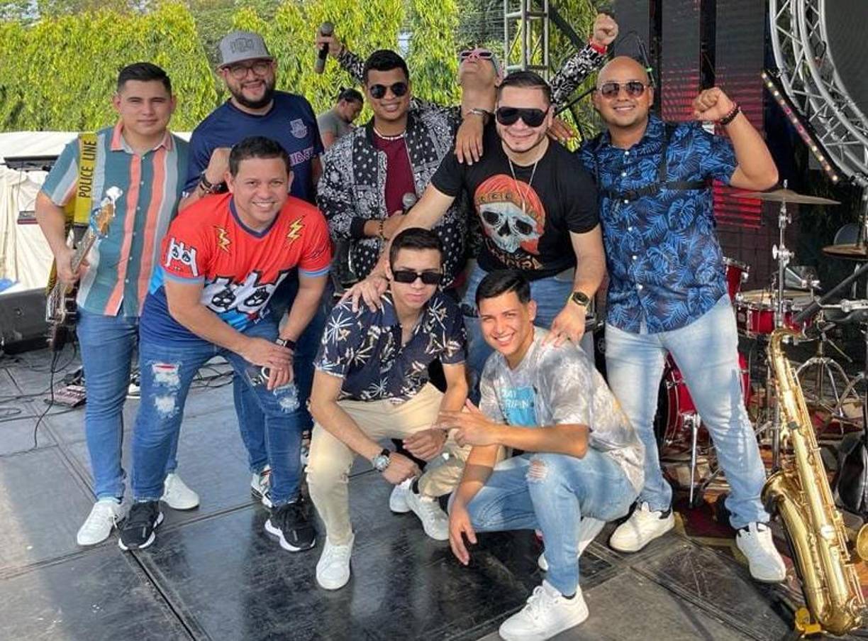 <b>LA VERSÁTIL</b><br /><br />“La banda fiesta” estará este sábado desde las 8:00 pm en bar y restaurante Del Bosque, ubicado en la colonia Stibys. La entrada vale 250 lempiras y el grupo estará acompañado de La Gigante de Sula y Silvia Rodríguez.