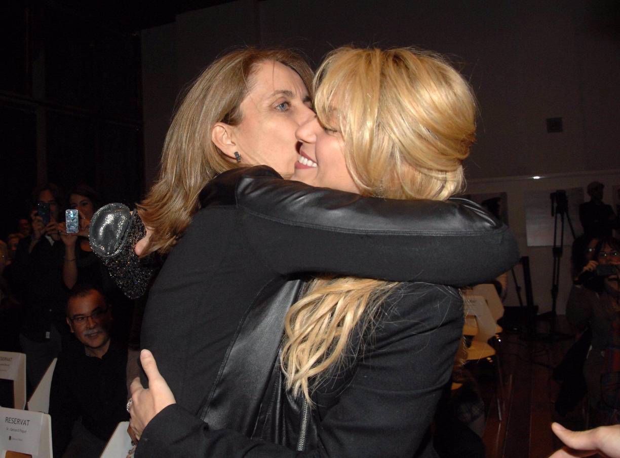 Por otro lado, en redes sociales circula un antiguo video donde la cantautora discute con la señora. 