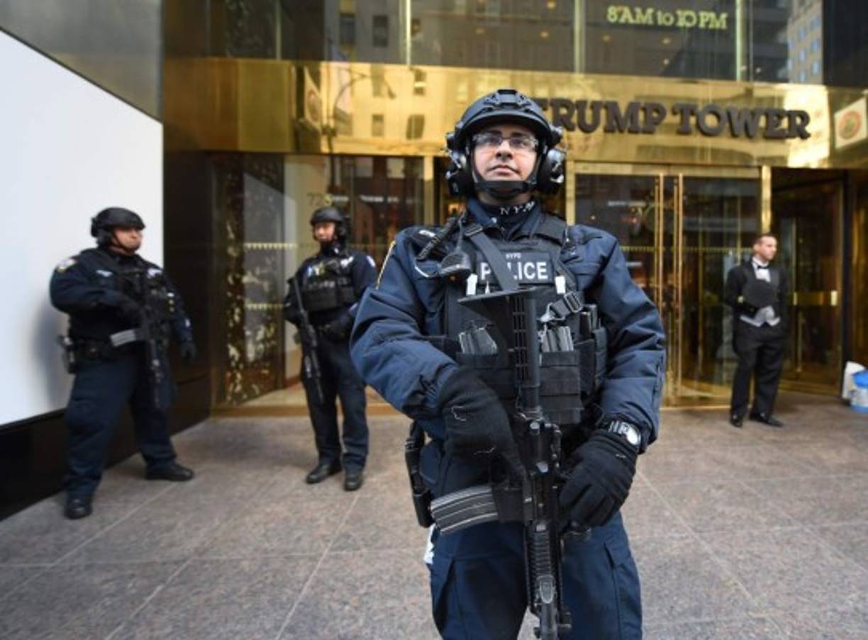 La policía de Nueva York realizó un amplio despliegue de seguridad en las afueras del icónico edificio del magnate en Manhattan, la Trump Tower.