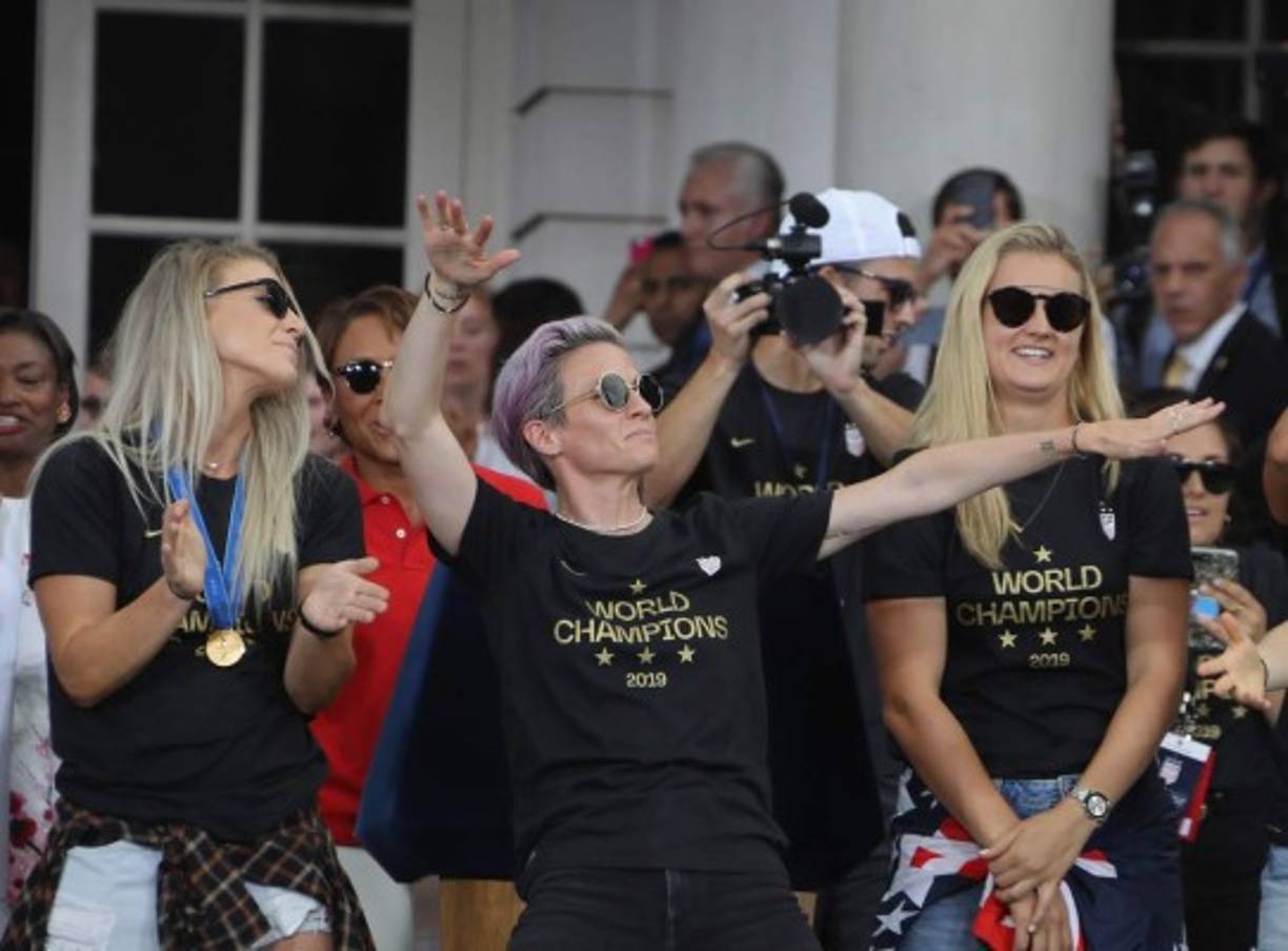 Megan, una de las varias jugadoras lesbianas del equipo, también apuntó al célebre eslogan 'Make America Great Again (Devolver la grandeza a Estados Unidos)' de Trump, diciendo que el presidente está mirando hacia un pasado que 'no fue bueno para todos'.