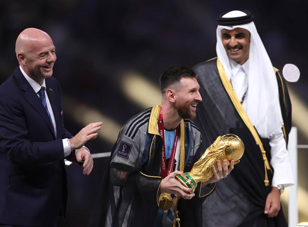 Antes de alzar la Copa del Mundo, se le colocó al astro argentino la famosa capa.