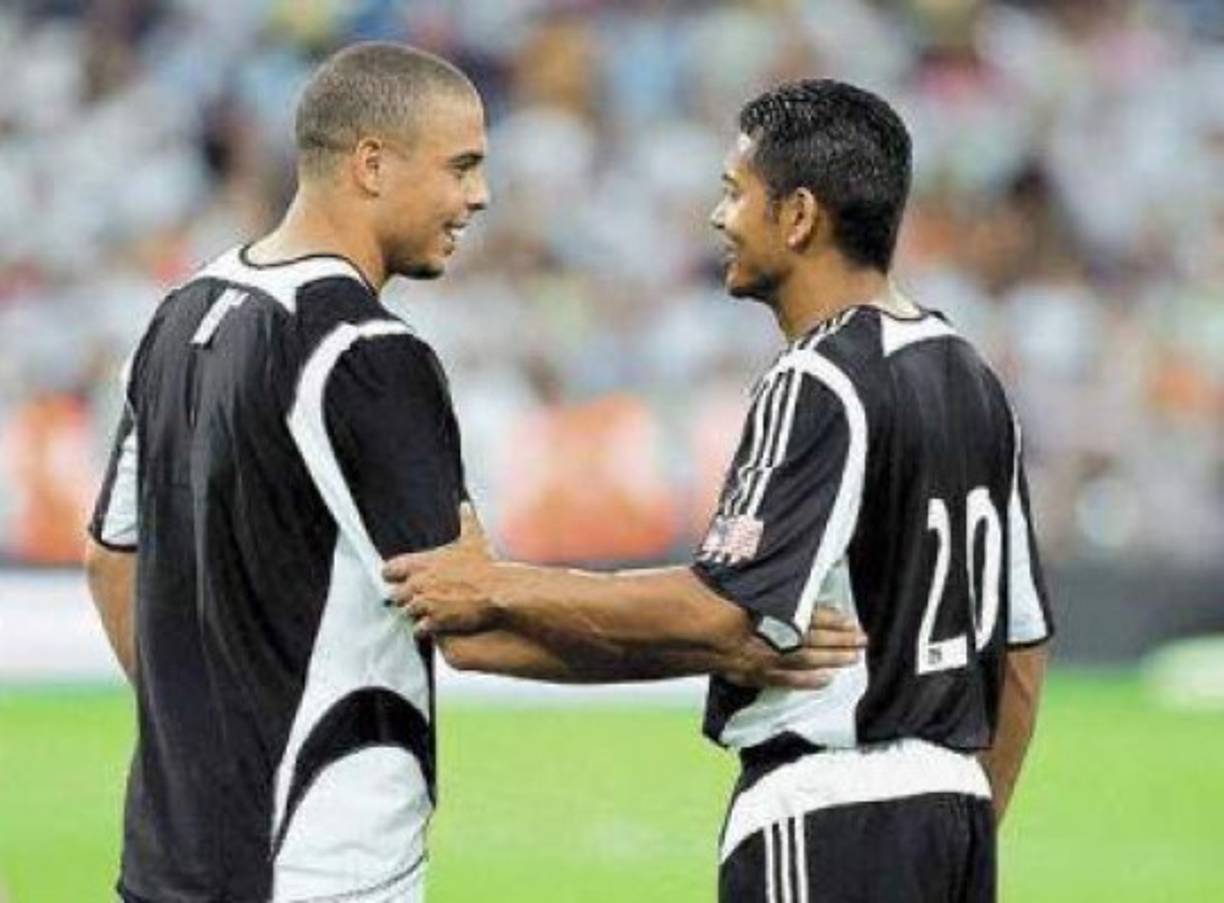 Amado Guevara en un amistoso estuvo al lado del brasileño Ronaldo Nazario, un ex-goleador que es recordado por todos.