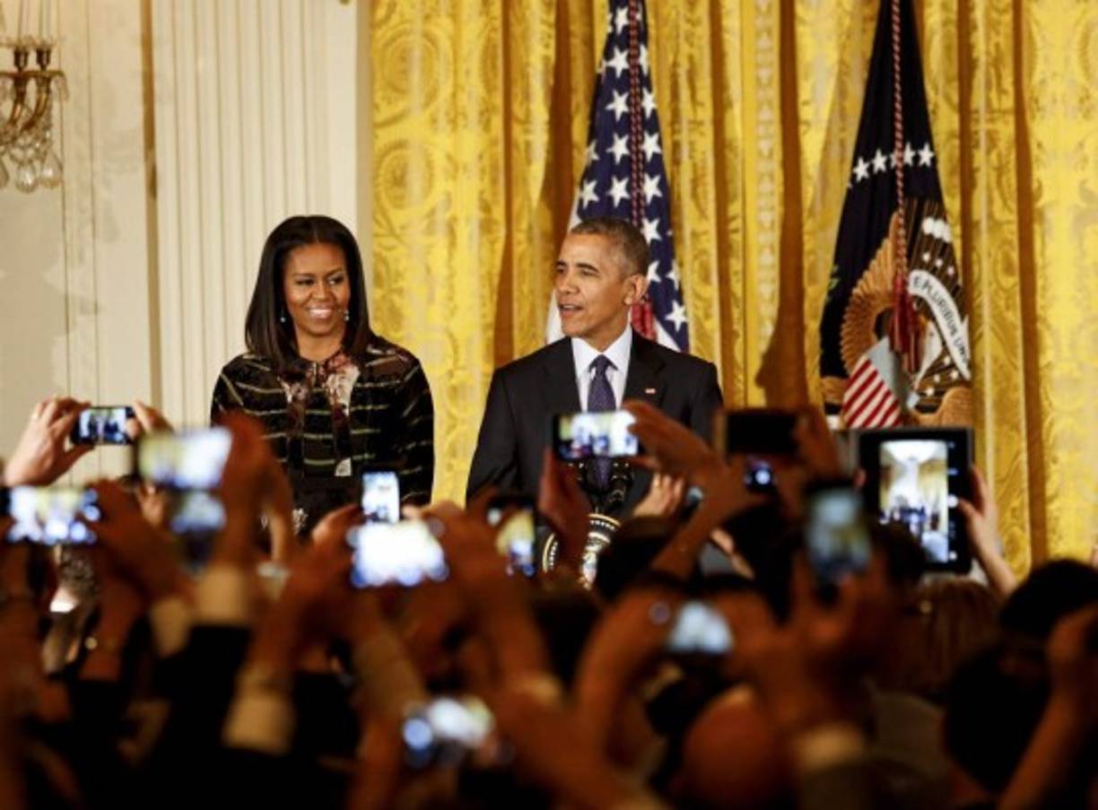 8. Michelle y Obama se despiden de un país que desde ya los extraña.<br/>Hace ocho años, el presidente estadounidense Barack Obama llegó a la oficina oval con su carisma, desenvoltura y desenfado, acompañado por su esposa, Michelle.<br/>Juntos escenificaron la pareja poderosa más famosa del mundo. Ella llevó glamur y grandeza a la Casa Blanca y la abrió al jazz y al rap. Con ello redefinieron la imagen de la presidencia en EUA.