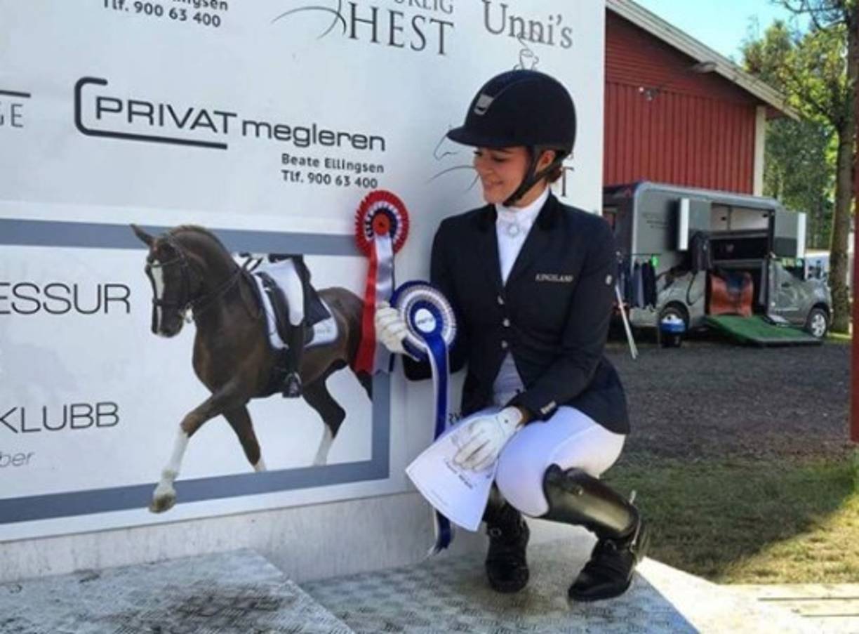 La hermosa noruega exhibe uno de los reconocimientos ganados en hipismo.