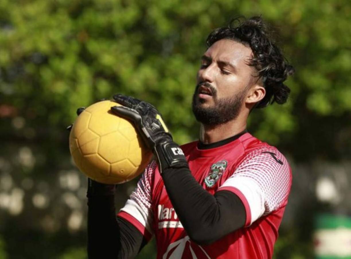 Roberto López: El portero del Marathón decidió vender hamburguesas con servicio a domicilio y tuvo una gran aceptación.