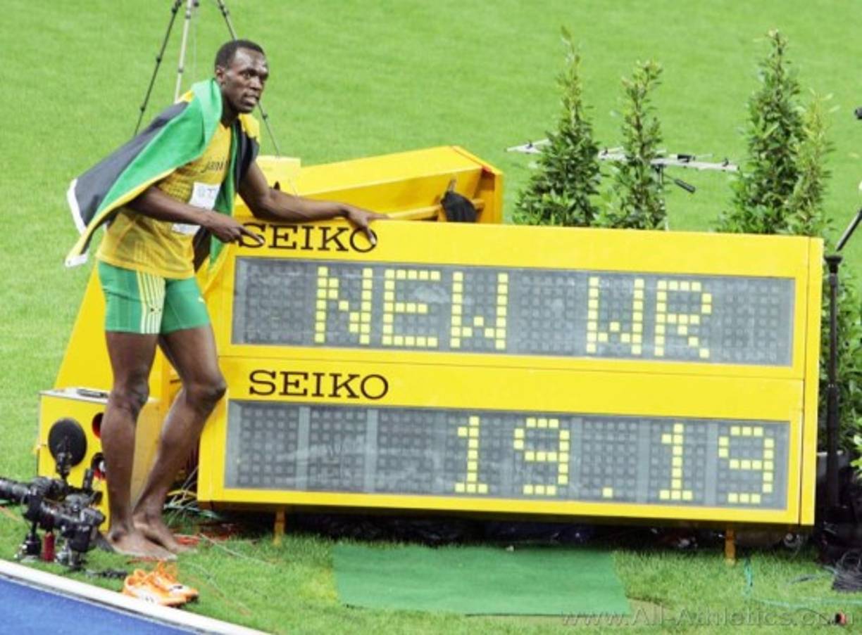 Además de haber roto la marca mundial en los 100 metros, también lo ha hecho en los 200, marcó 19.19 segundos.