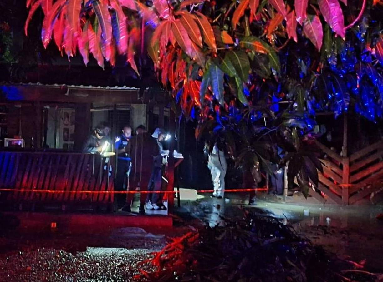 Información proporcionada por la Policía establece que una cuarta persona que compartía con los ahora occisos fue quien perpetró el triple asesinato. 