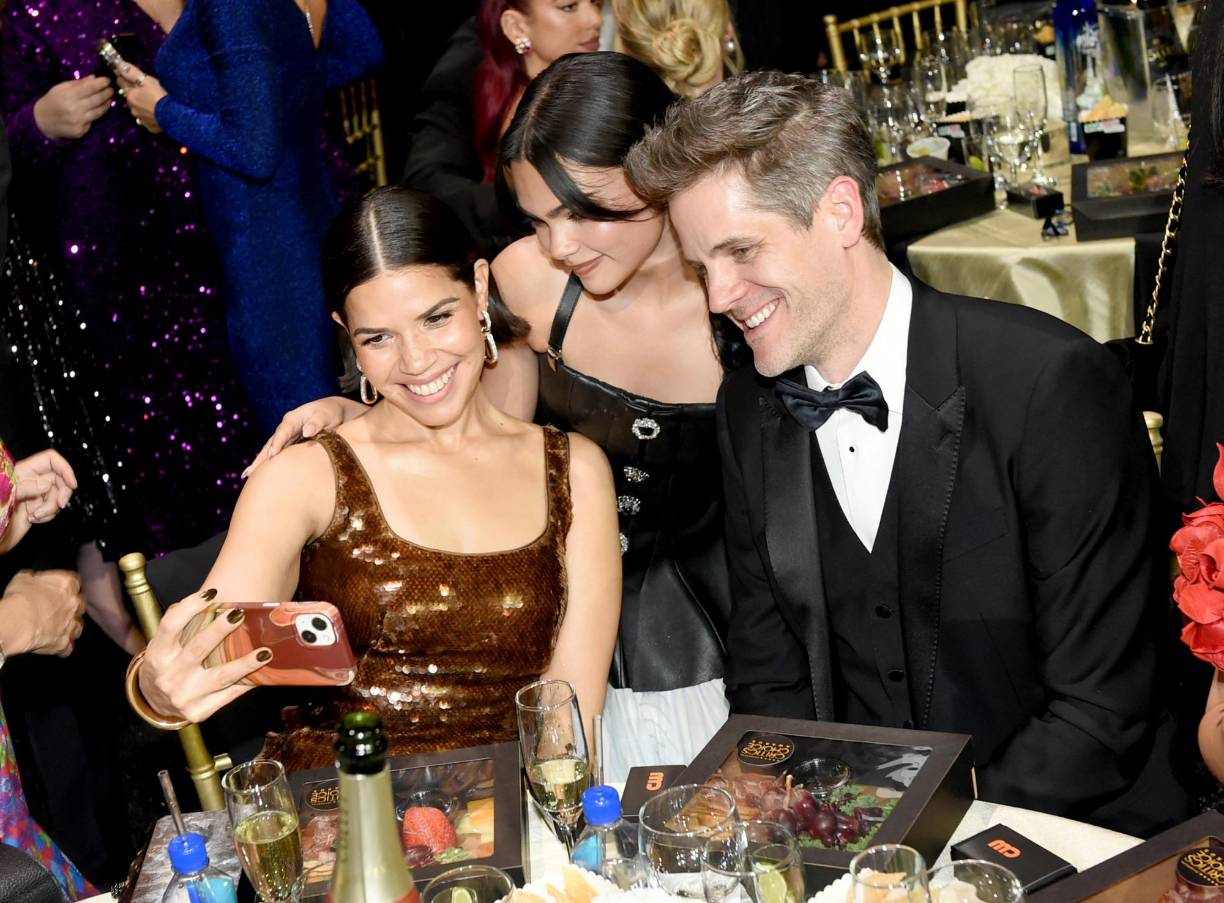 Aún así, eso no le impidió celebrar con Gerwig y su socio Noah Baumbach, quien coescribió el guión. “Greta y Noah viven en Nueva York y yo vivo en Nueva York, así que fuimos a cenar la noche en que se estrenó la película”, dice Ferrera.