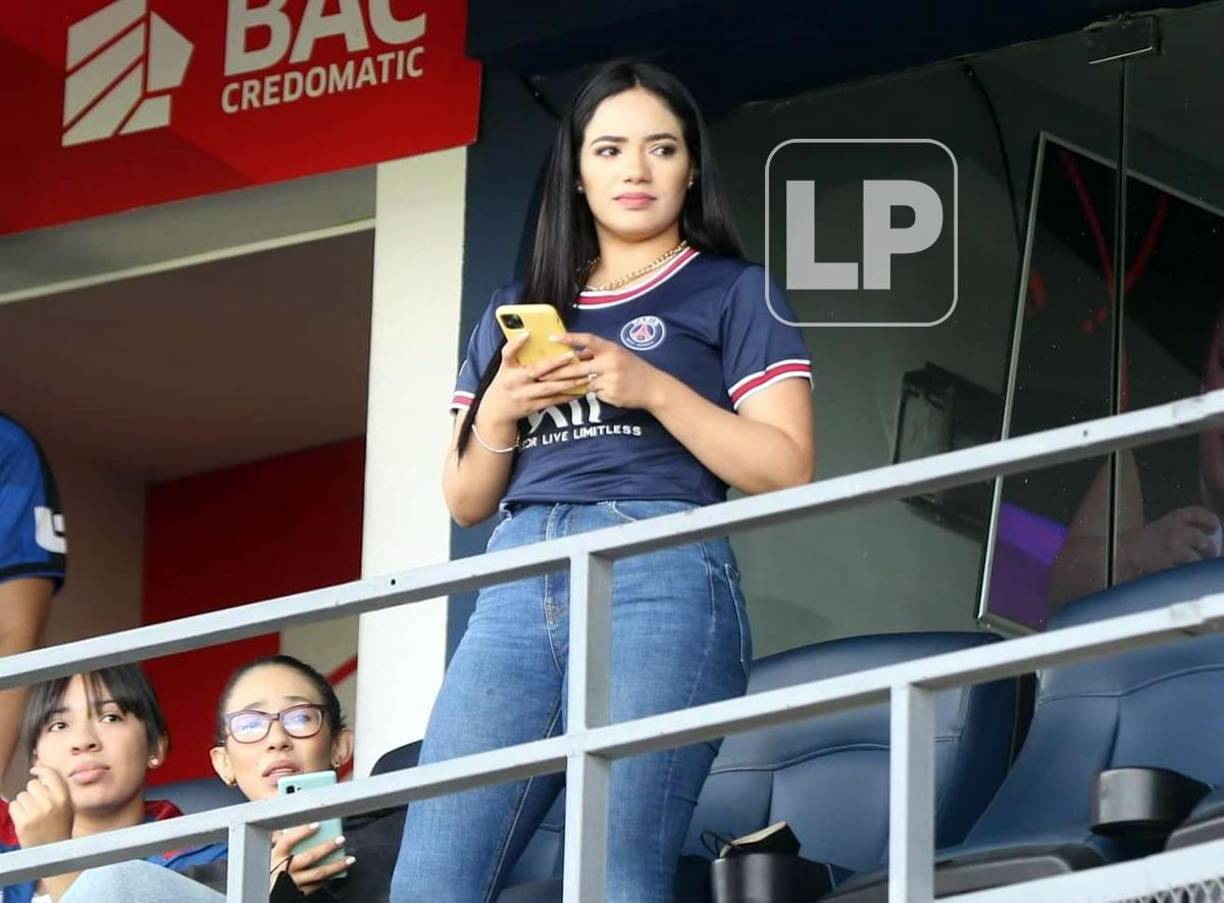 Una bella aficionada en el palco del estadio Nacional.