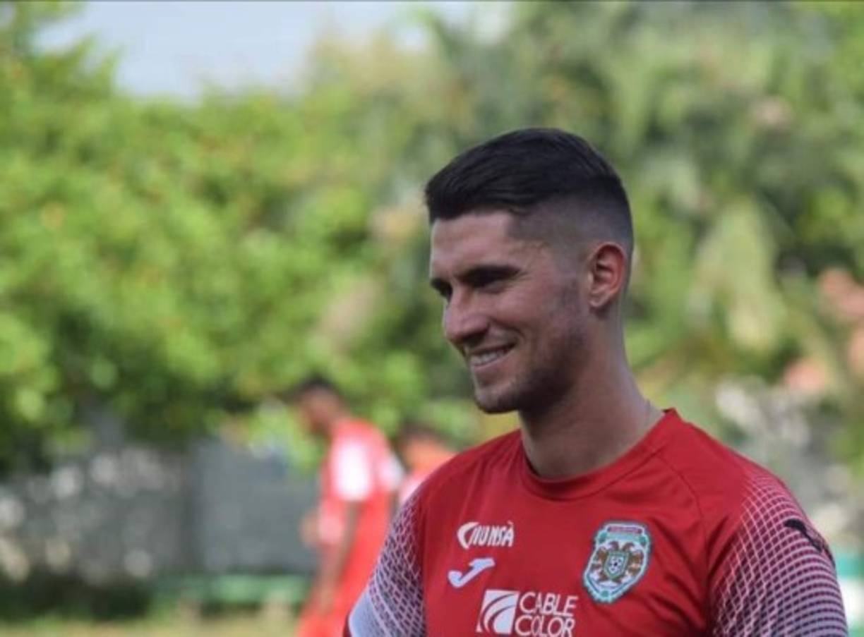 Esteban Espíndola: El defensor argentino finalizó su contrato con Marathón y señaló que de momento no hay pláticas con la directiva de los verdes: 'Si no se comunican, yo les hablaré. Vargasme considera para continuar. Pero no estoy desesperado por tomar una determinación', dijo en entrevista al programa Sin Anestesia.