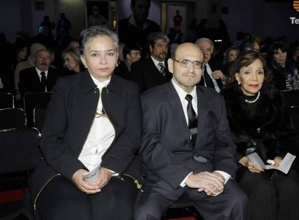 Edgar Vivar junto a las actrices María Victoria y Ana Martín.