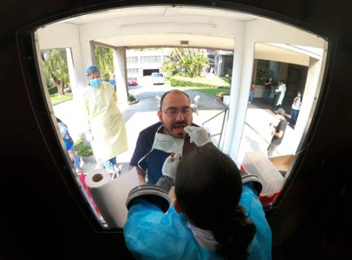 Las dos cabinas fueron entregadas este lunes al Ministerio de Salud de El Salvador, que será el encargado de gestionar las pruebas y determinar los lugares que recorrerán estas cabinas.