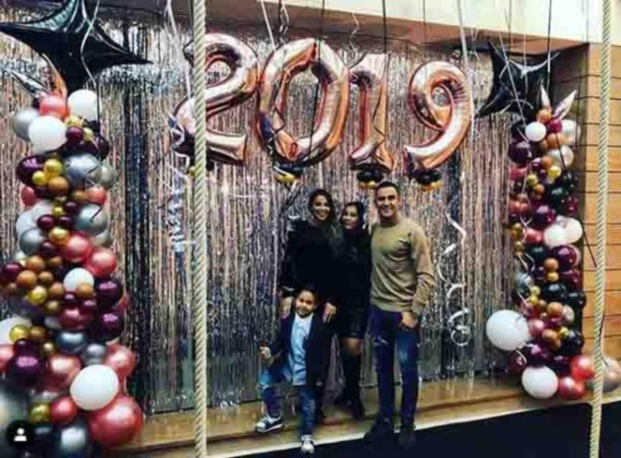 El portero Keylor Navas con su familia.