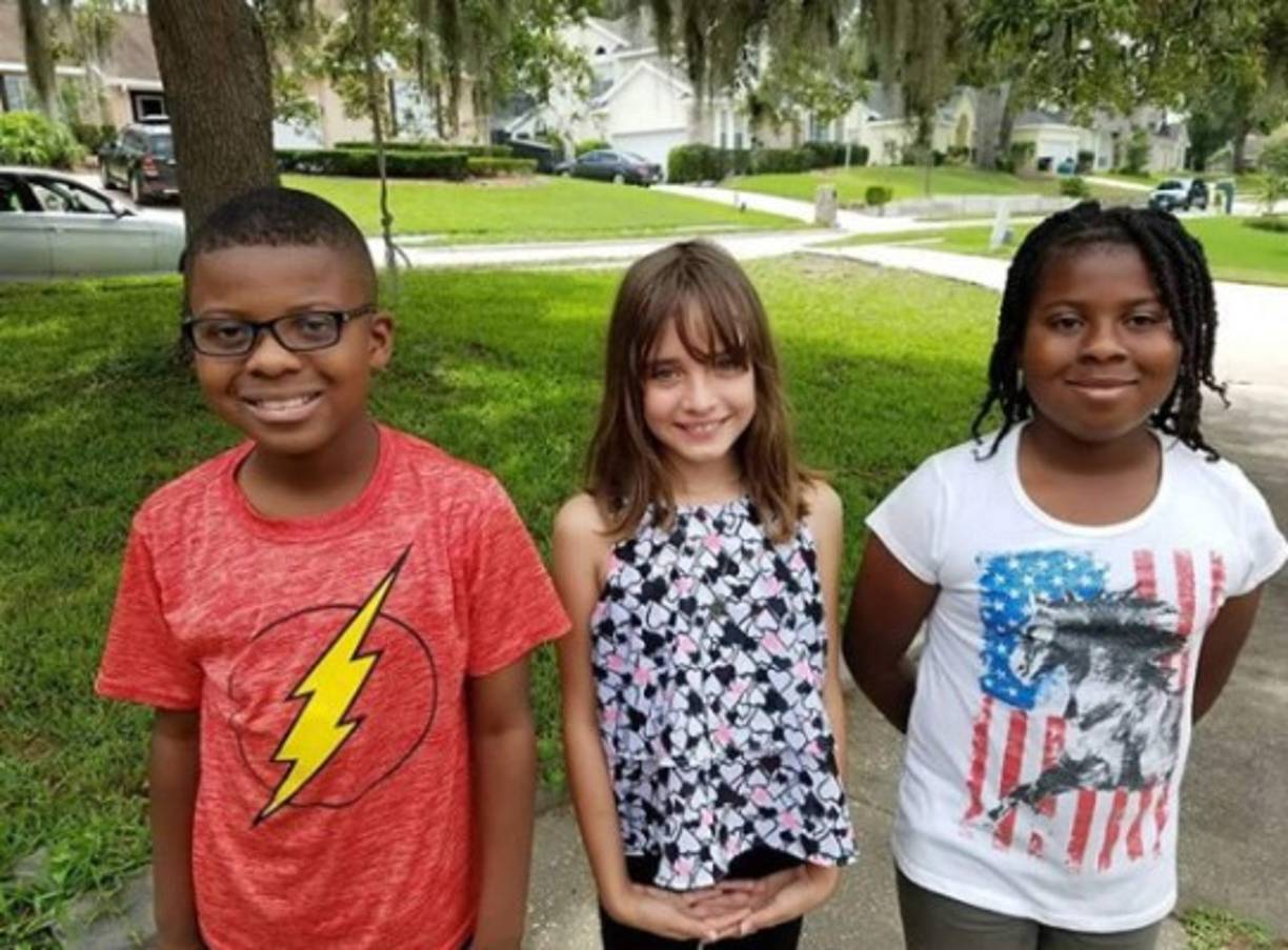 'Con sus amiguitos quienes le regalaron un Cuy o Guinea Pig', se lee en esta foto de Maya junto a dos niños.